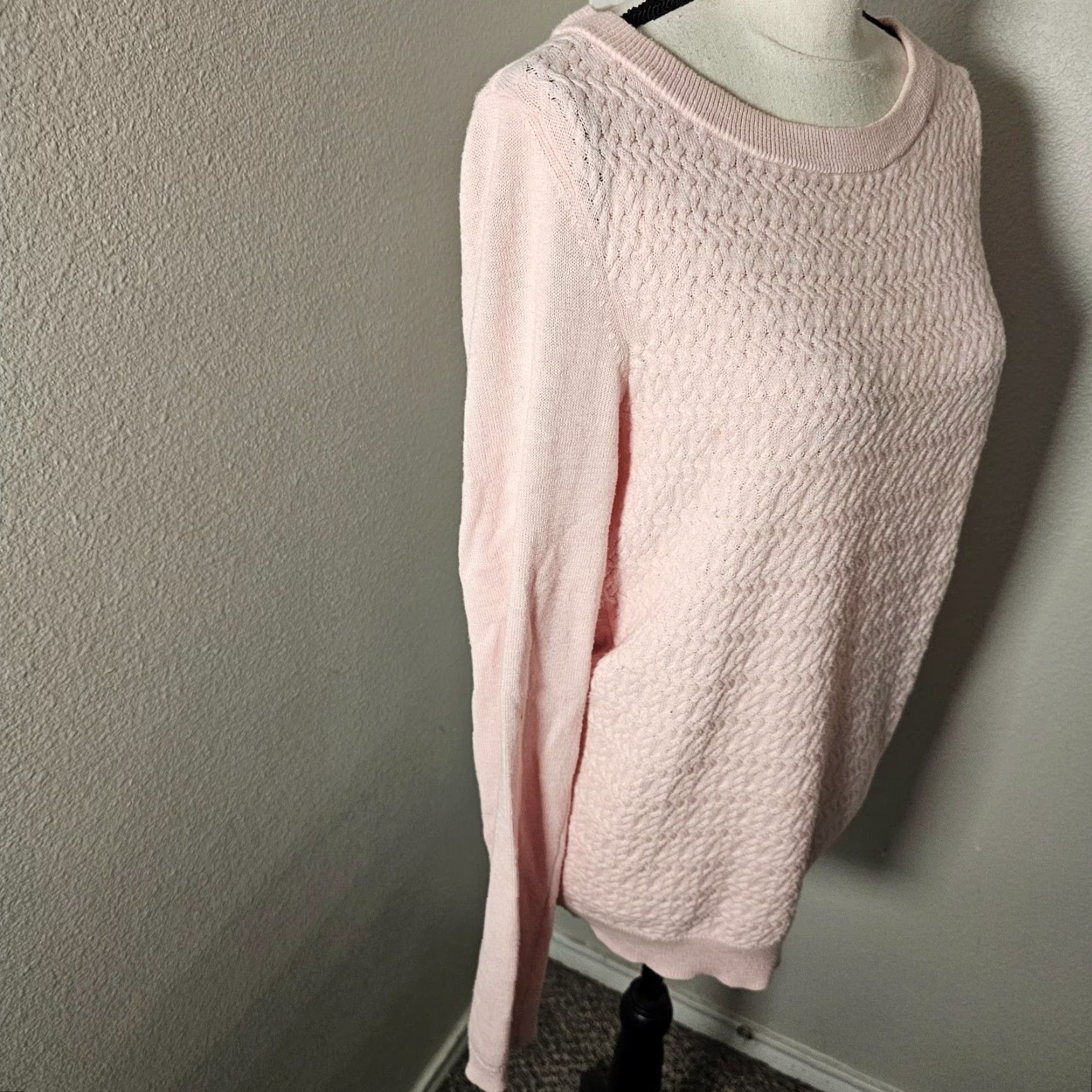 Tommy Hilfiger VINTAGE Tommy Hilfiger Sweater Women’s Medium Pink Pullover Casual Preppy Long Sleeve Knit Button Accents Size M / US 6-8 / IT 42-44 - 4 Thumbnail