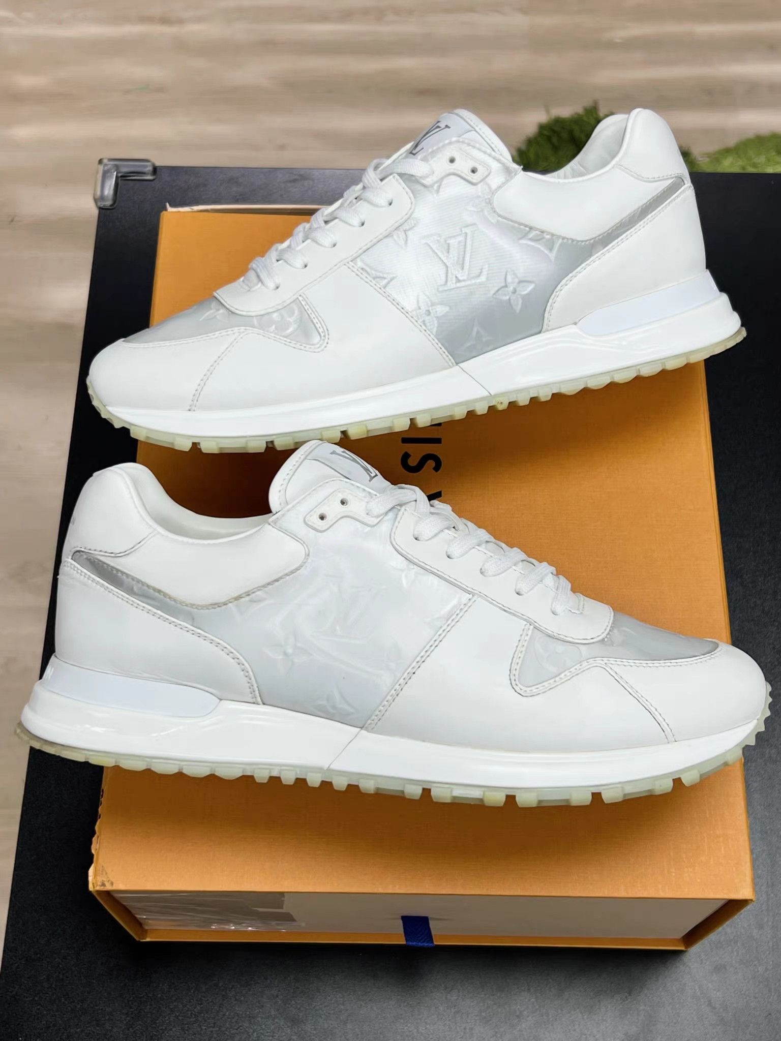 Louis Vuitton Louis Vuitton RUN AWAY Sneaker Grey White K15 Size US 9 / EU 42 - 5 Thumbnail