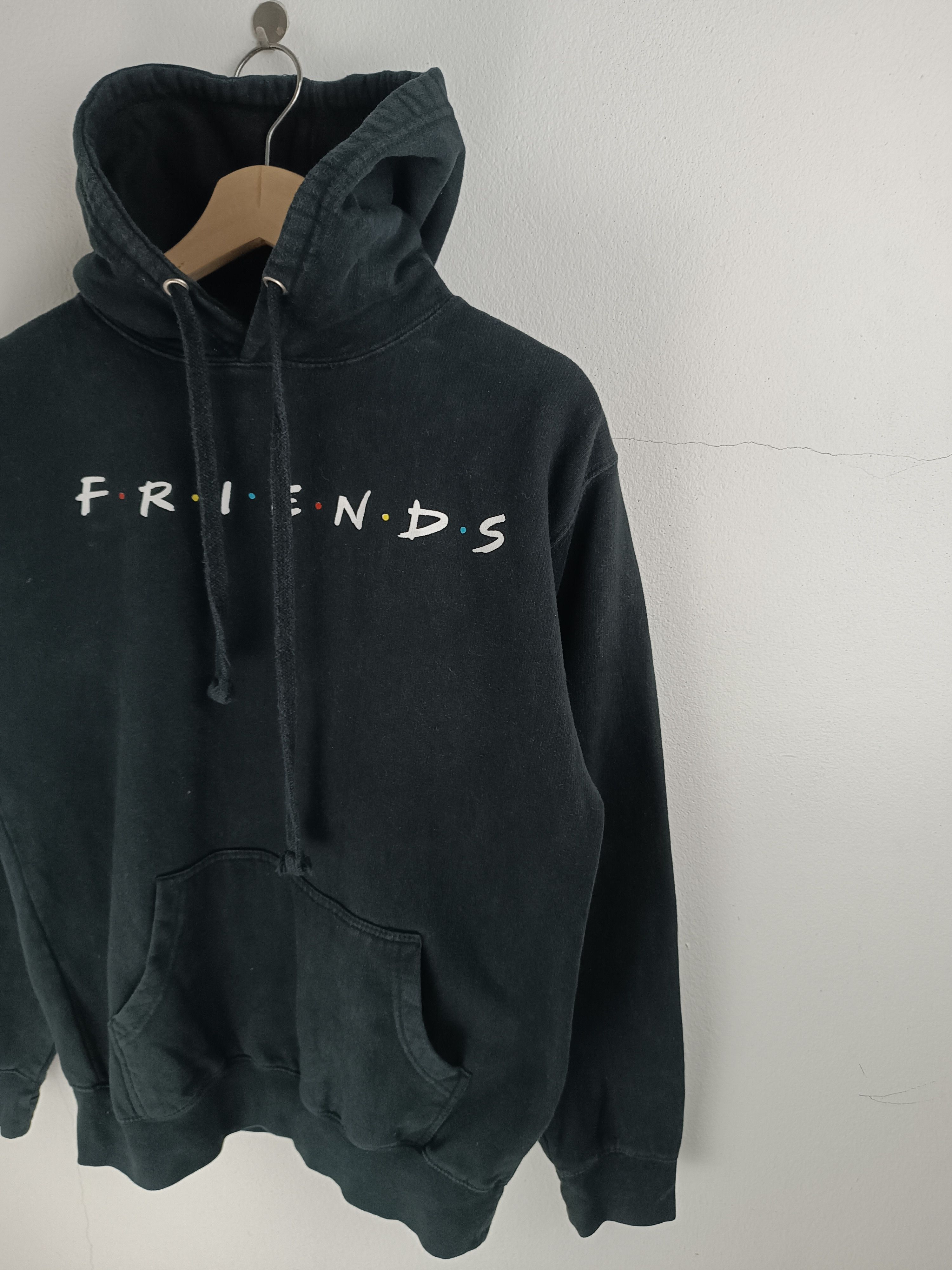 Vintage VINTAGE FADED FRIENDS SITCOM COMEDY TV SHOW NETFLIX HOODIE Size US M / EU 48-50 / 2 - 6 Thumbnail