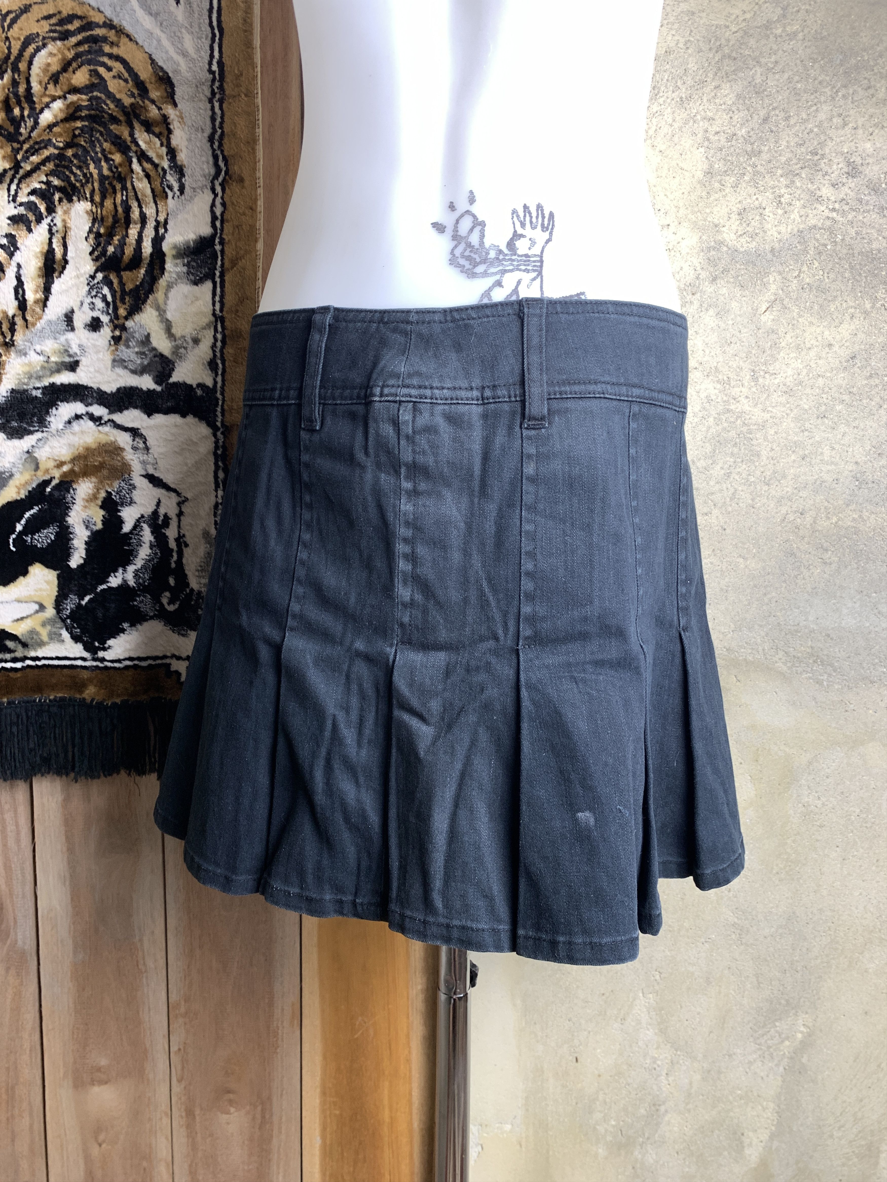 Japanese Brand GF Jeans Black Pleated Pocket Zip Mini Skirt (30) Size 30" / US 8 / IT 44 - 3 Thumbnail