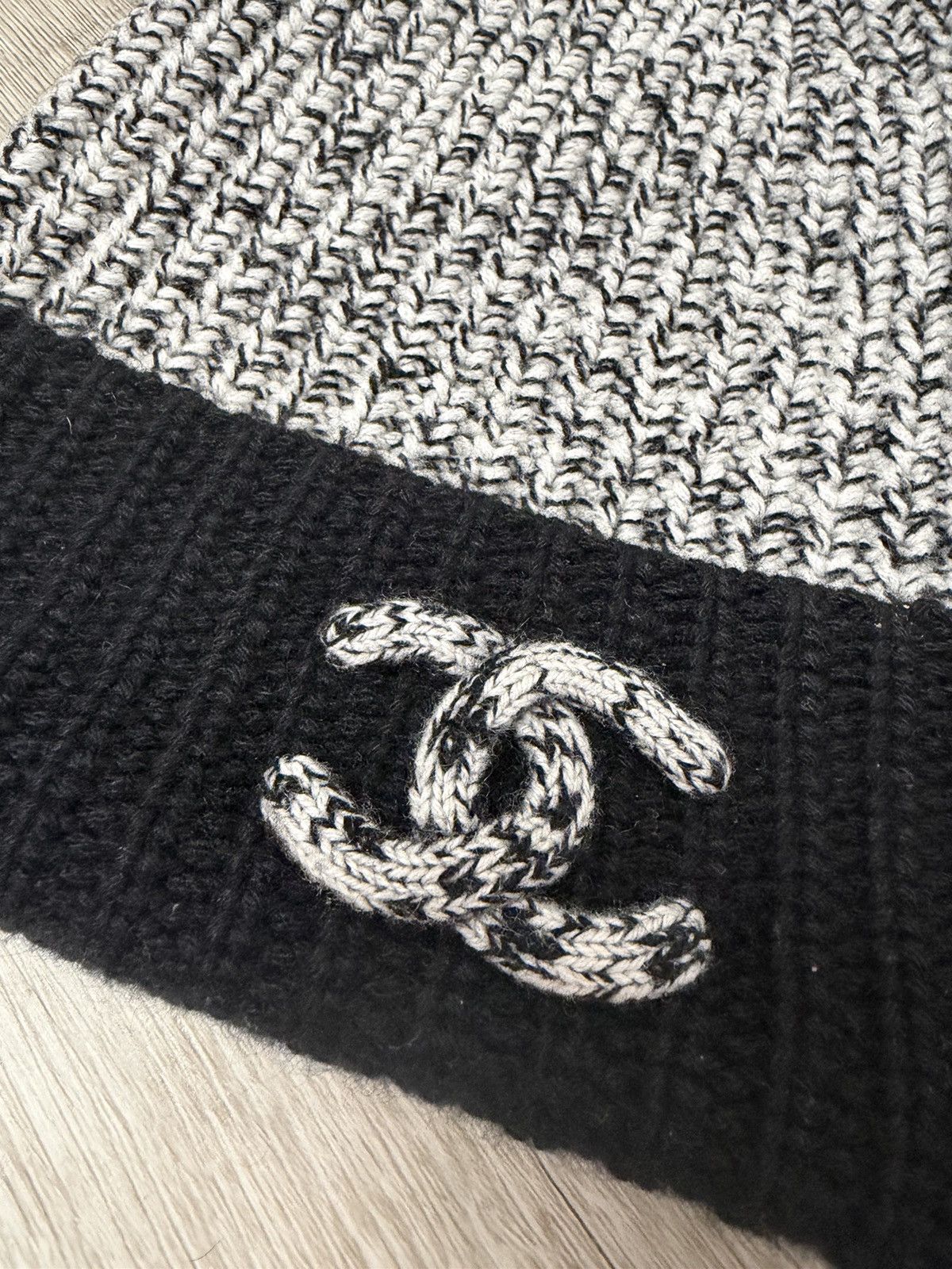 Chanel Chanel Cashmere Beanie Black/White Size ONE SIZE - 2 Thumbnail