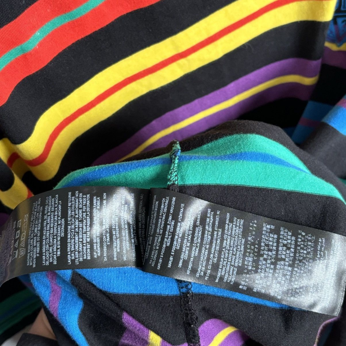 Guess Guess multicolor rare tee t-shirt xl streetwear Size US XL / EU 56 / 4 - 6 Thumbnail