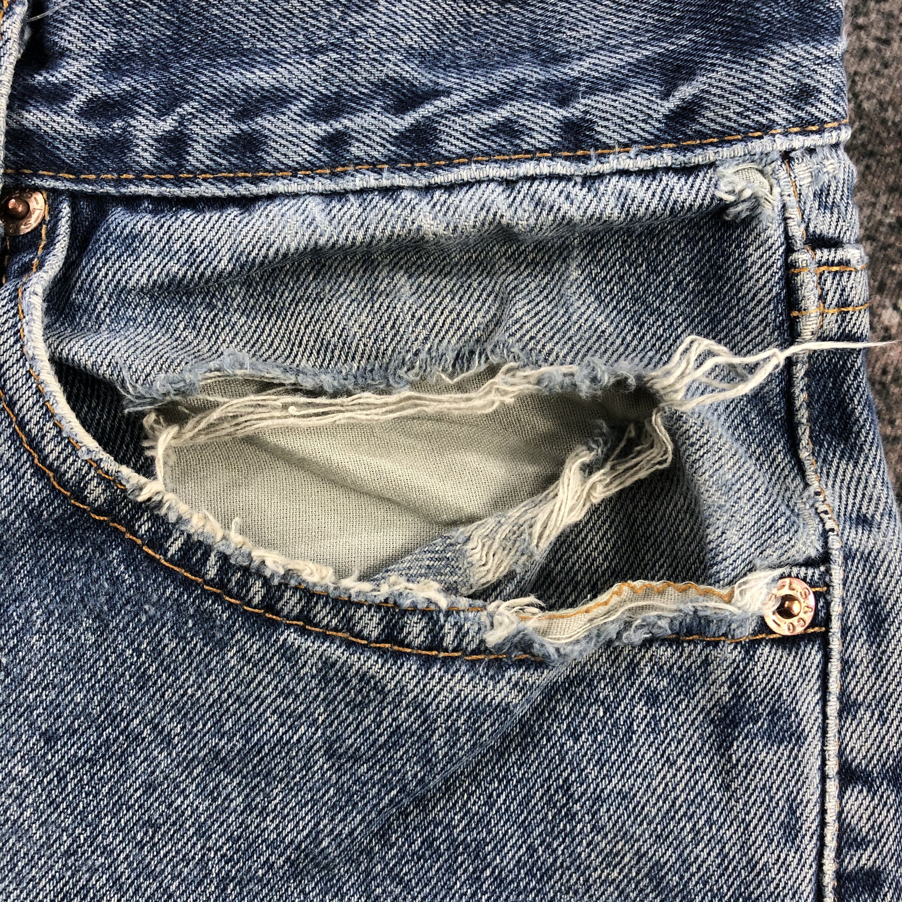 Levi's Vintage Levis 550 Jeans Distress Faded Blue Denim KJ865 Size US 31 - 10 Thumbnail