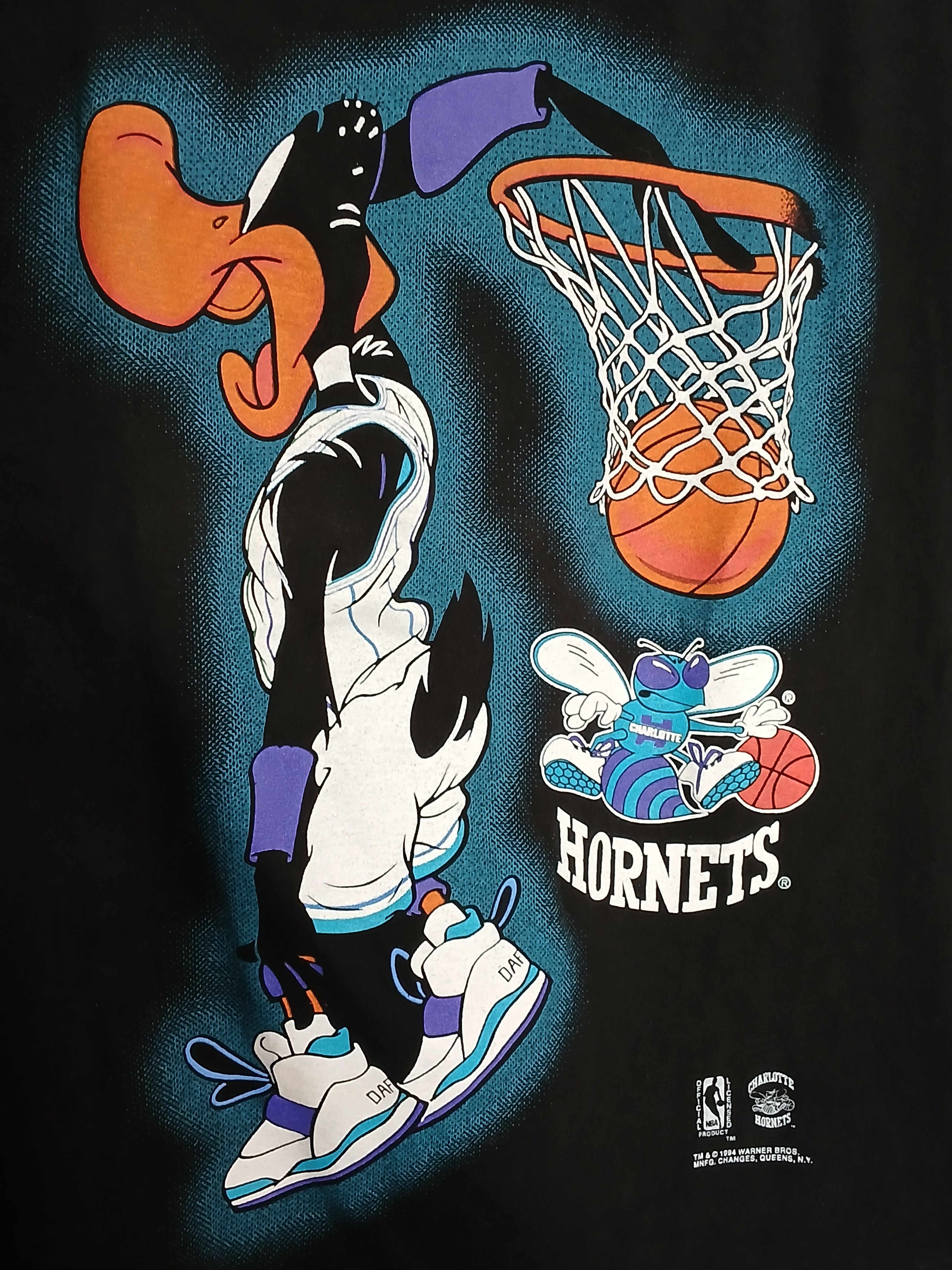 NBA × Vintage × Warner Bros Vintage 1994 NBA Charlotte Hornets Daffy Duck T-Shirt Size US XL / EU 56 / 4 - 3 Thumbnail