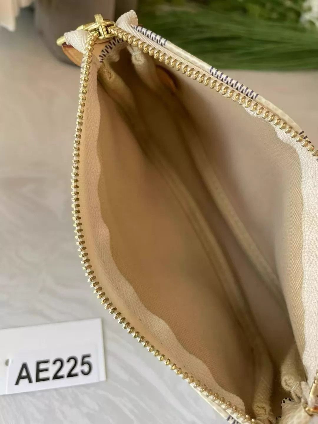Louis Vuitton LV Mini Pochette 15x9.5x3 For Sale Size ONE SIZE - 9 Thumbnail