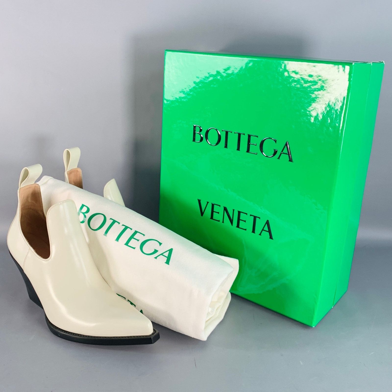 Bottega Veneta Ivory Black Leather Slip On Stacked Heel Western Ankle Boots Size US 9 / IT 39 - 9 Thumbnail