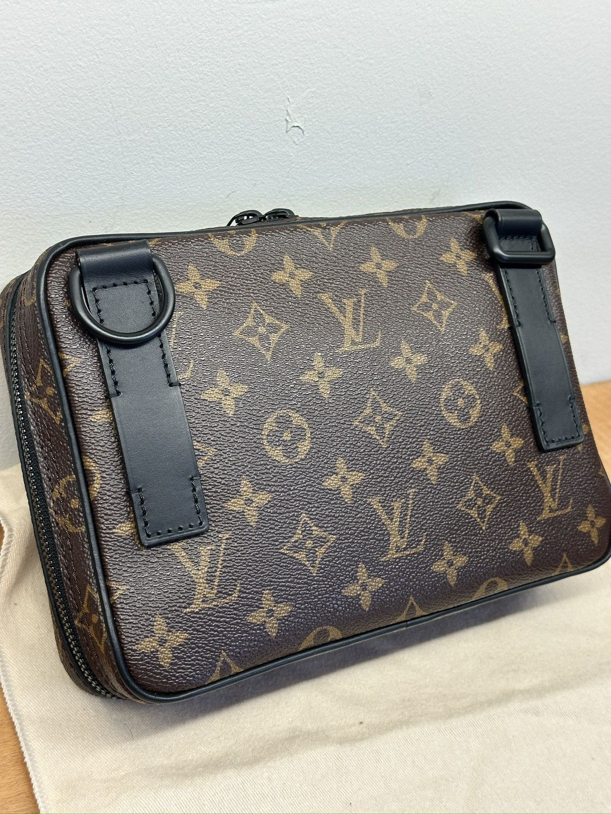 Louis Vuitton Louis Vuitton Utility Front Bag Size ONE SIZE - 6 Thumbnail