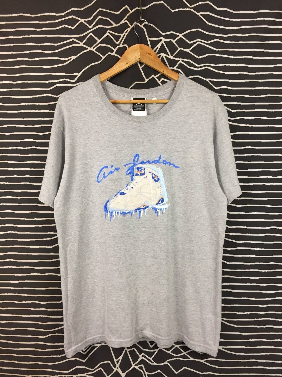 Nike Vtg Nike Air Jordan Jumpman Frozen Sneaker Graphic Tee Size US S / EU 44-46 / 1 - 1 Thumbnail