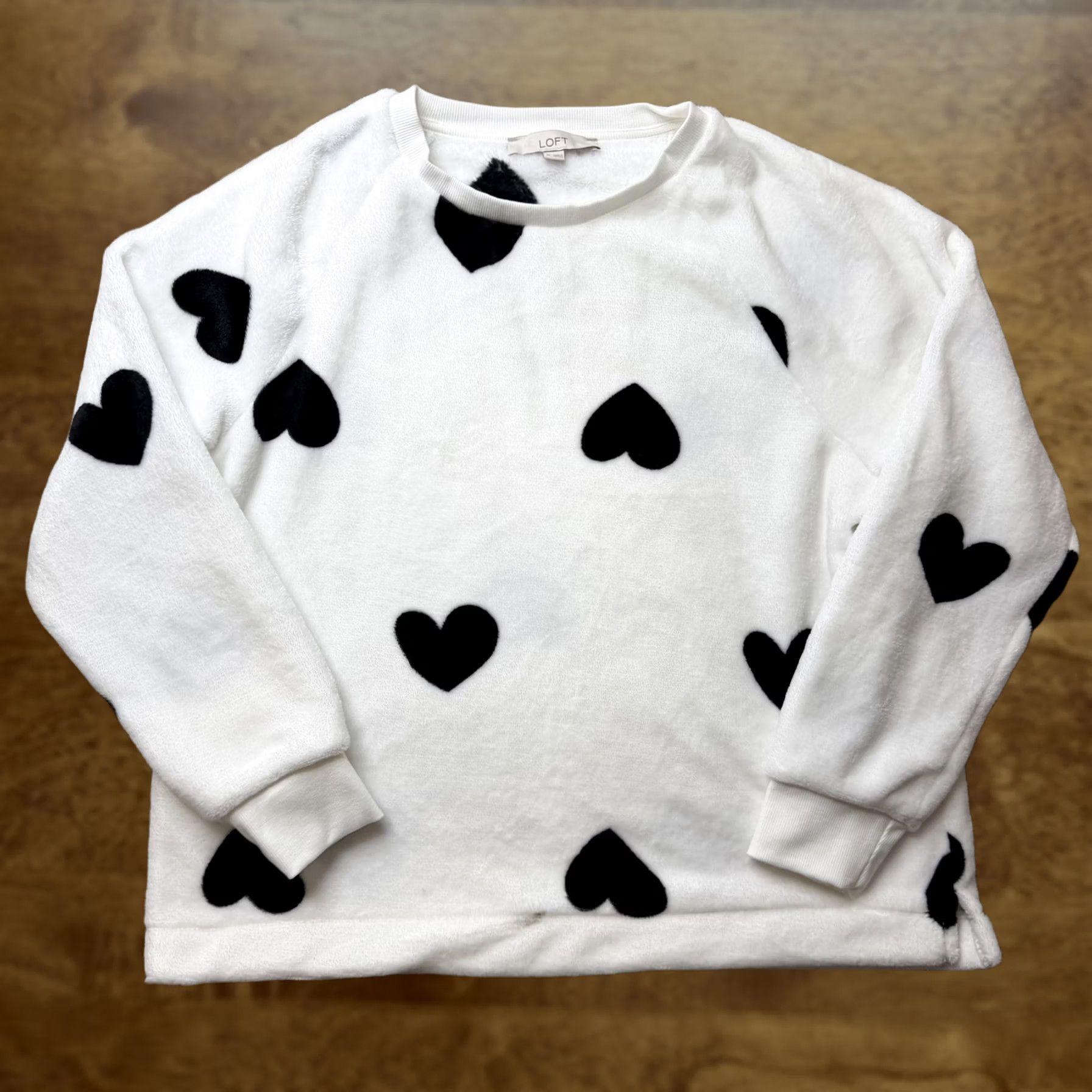 Loft LOFT Sweater Womens Medium White Crew Neck Fleece Heart Print Pullover Size M / US 6-8 / IT 42-44 - 1 Thumbnail