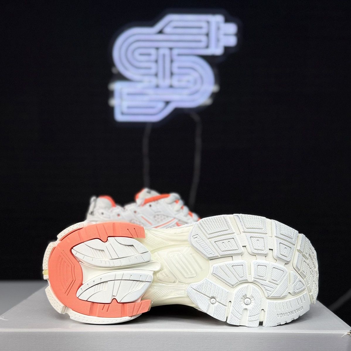 Balenciaga Balenciaga Runner White / Tangerine Size US 8.5 / EU 41-42 - 4 Thumbnail