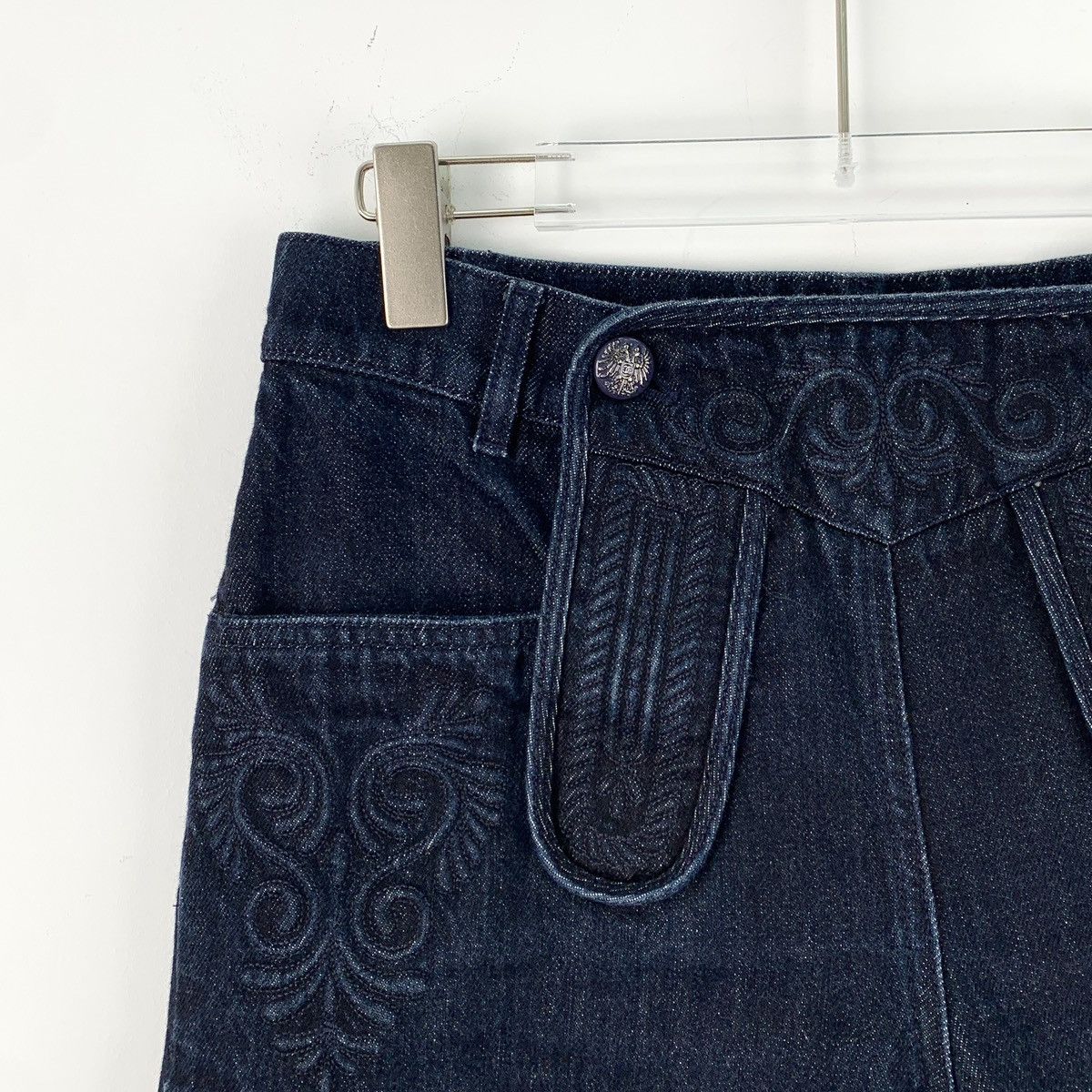 Chanel Chanel Navy Blue Court Flower Dark Embroidered Cotton Shorts Size 26" / US 2 / IT 38 - 3 Thumbnail
