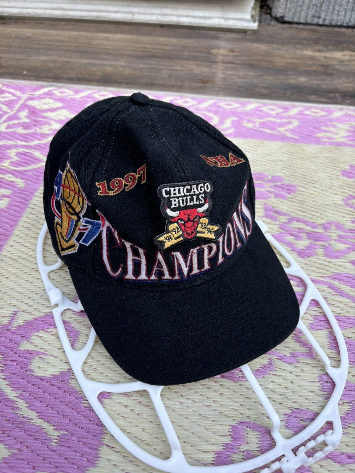 NBA × Vintage Chicago Bulls Vintage 1997 Championship Logo Snapback Size ONE SIZE - 6 Thumbnail