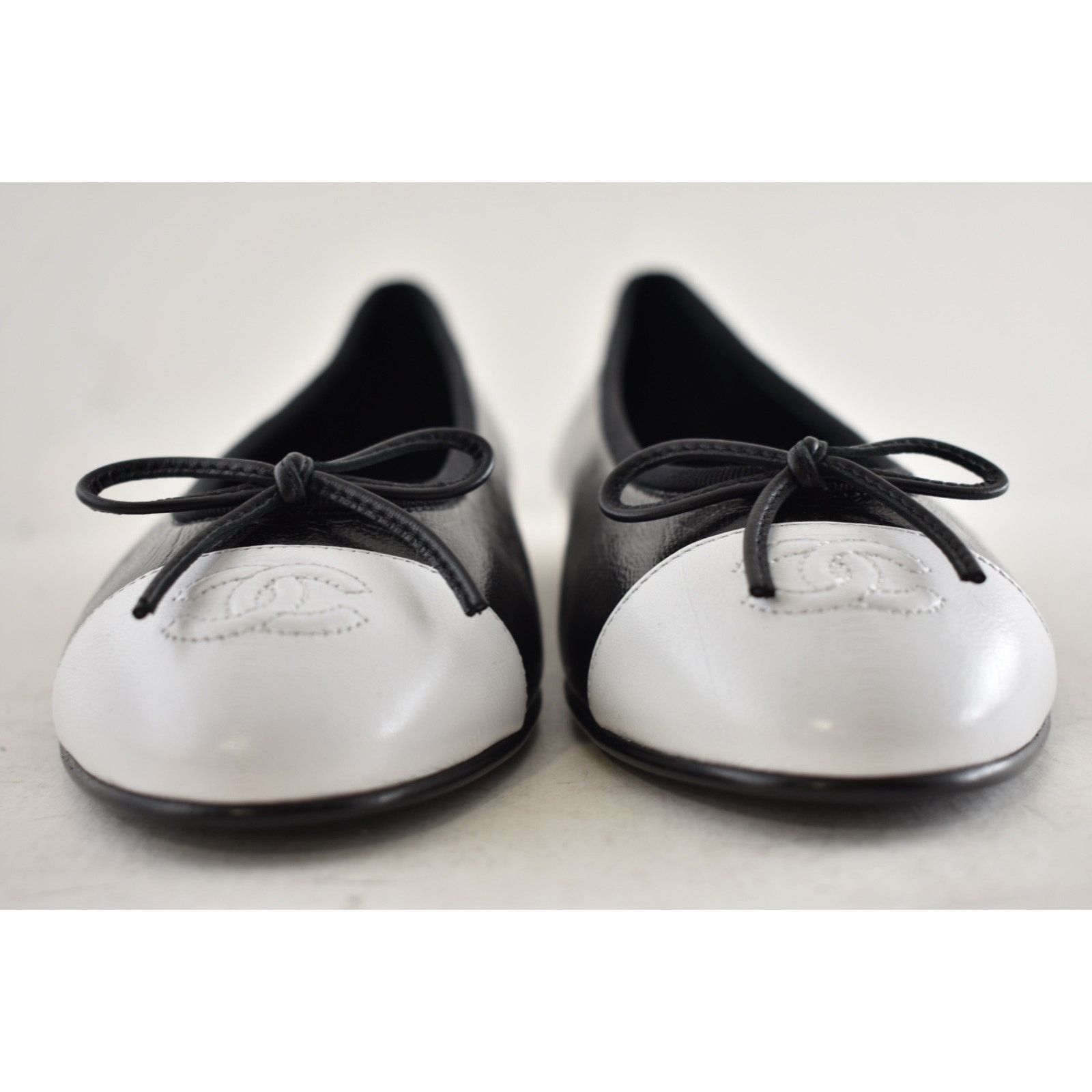 Chanel Chanel 26S Black White Lambskin CC Bow Ballet Flat 40 Size US 10 / IT 40 - 11 Thumbnail