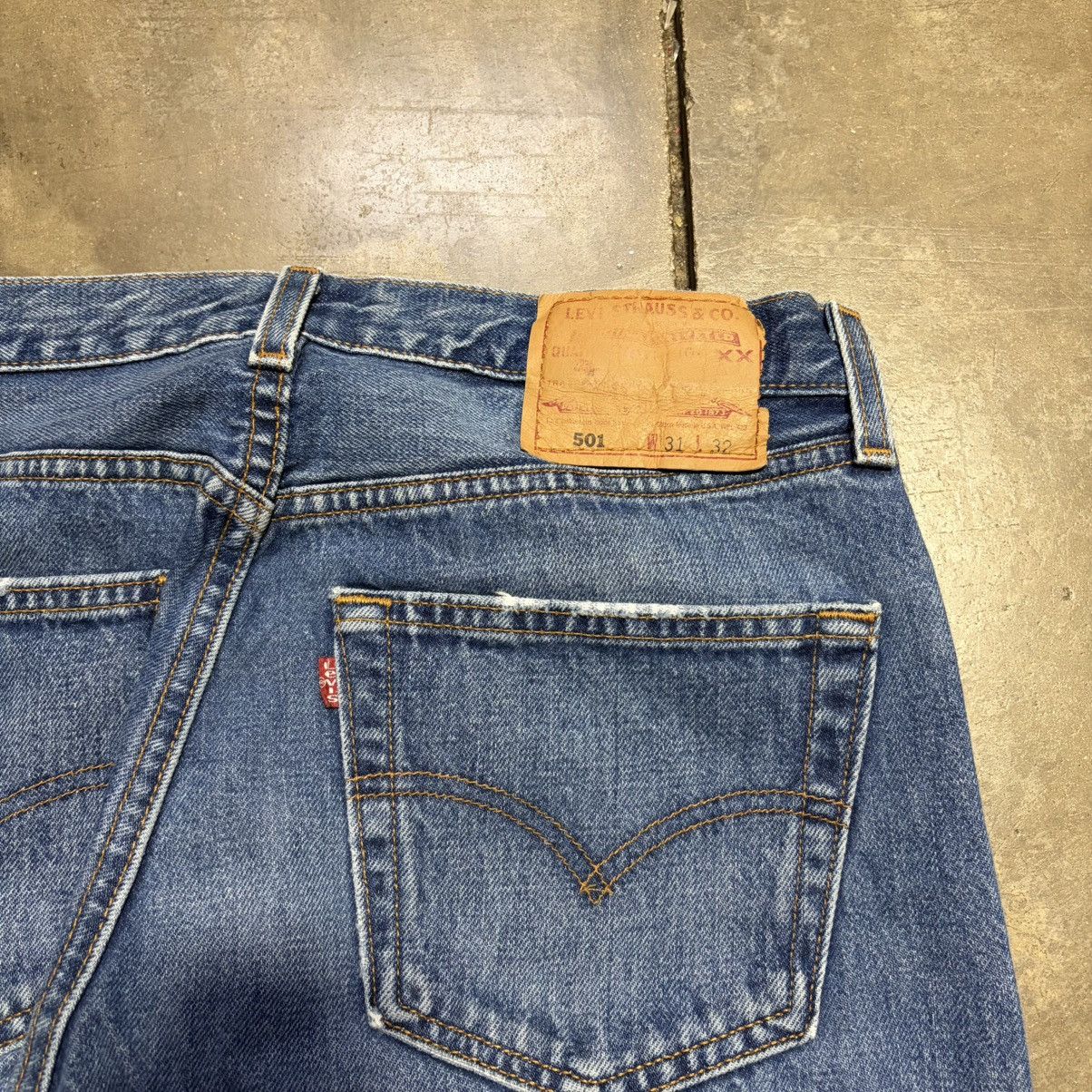 Levi's Vintage Levis 501 Straight Fit Jeans Button Fly Fade 90s USA Size US 33 - 11 Thumbnail