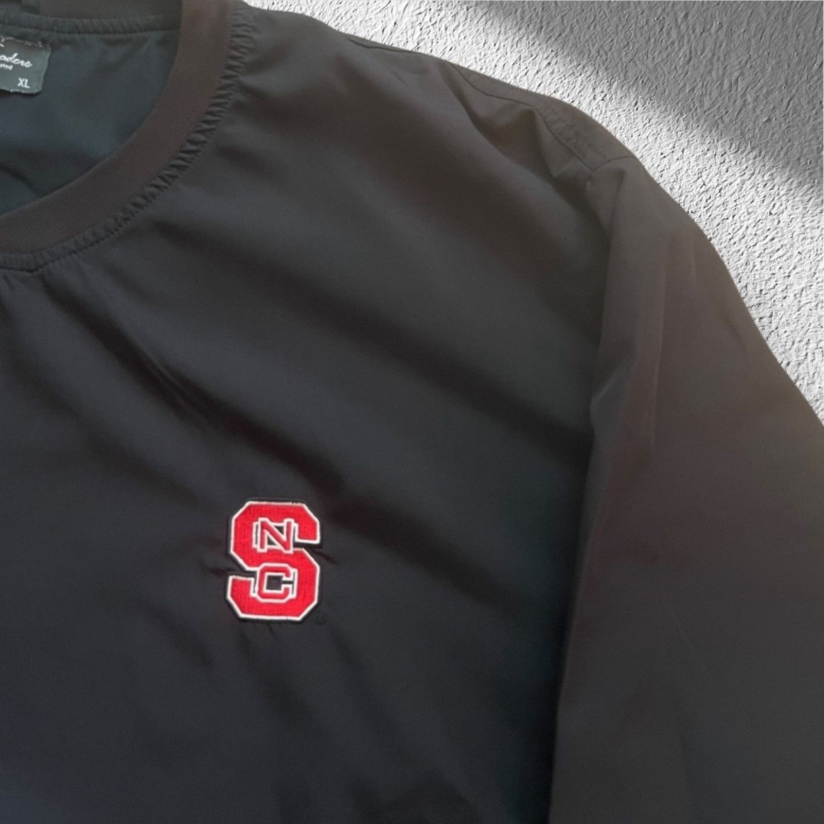 NCAA North Carolina State Wolfpack V-Neck Pullover Sweatshirt XL Size US XL / EU 56 / 4 - 3 Thumbnail