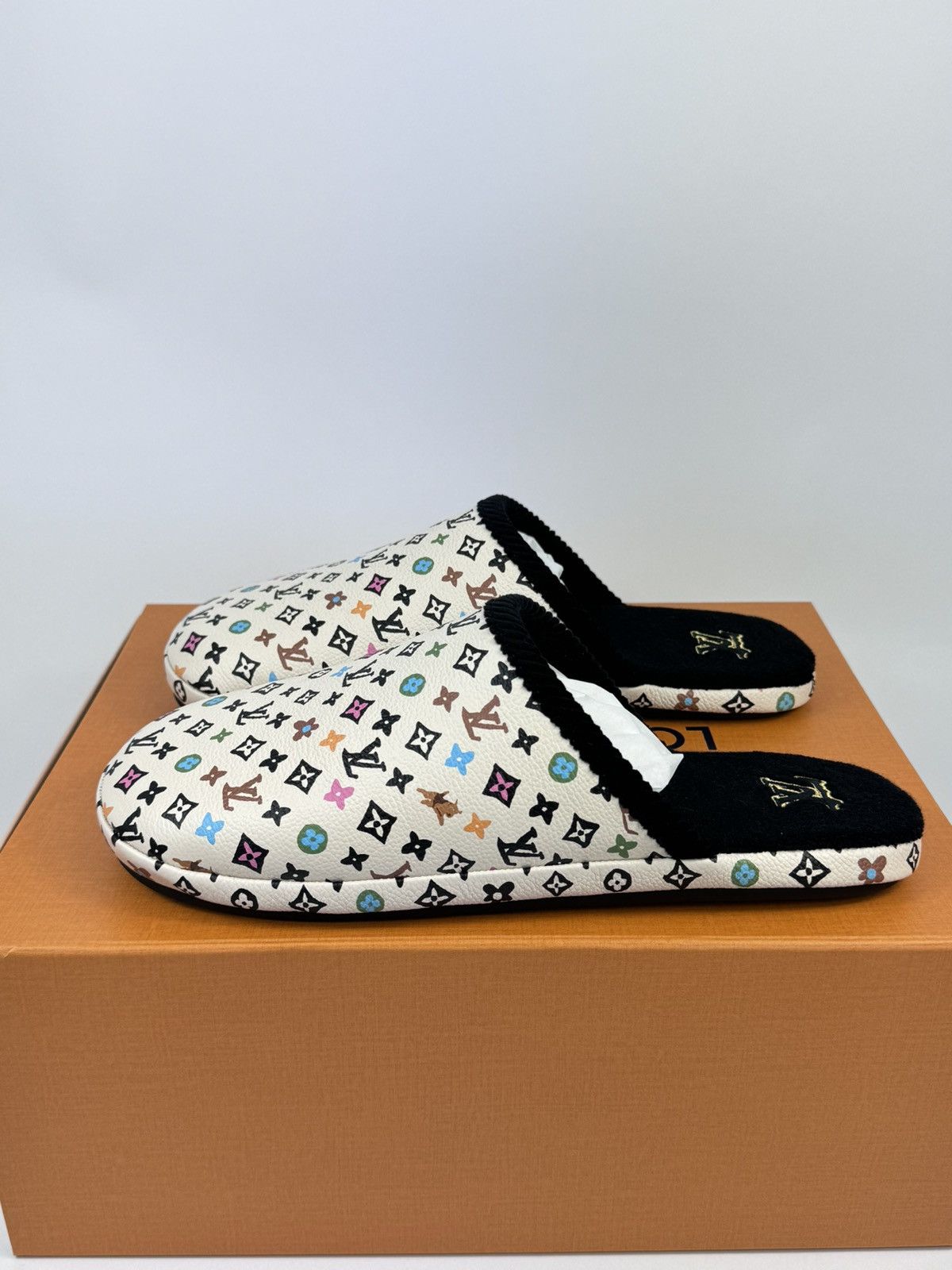 Louis Vuitton X TYLER THE CREATOR LV MONOGRAM PRINTED SLIPPERS Size US 10 / EU 43 - 2 Thumbnail