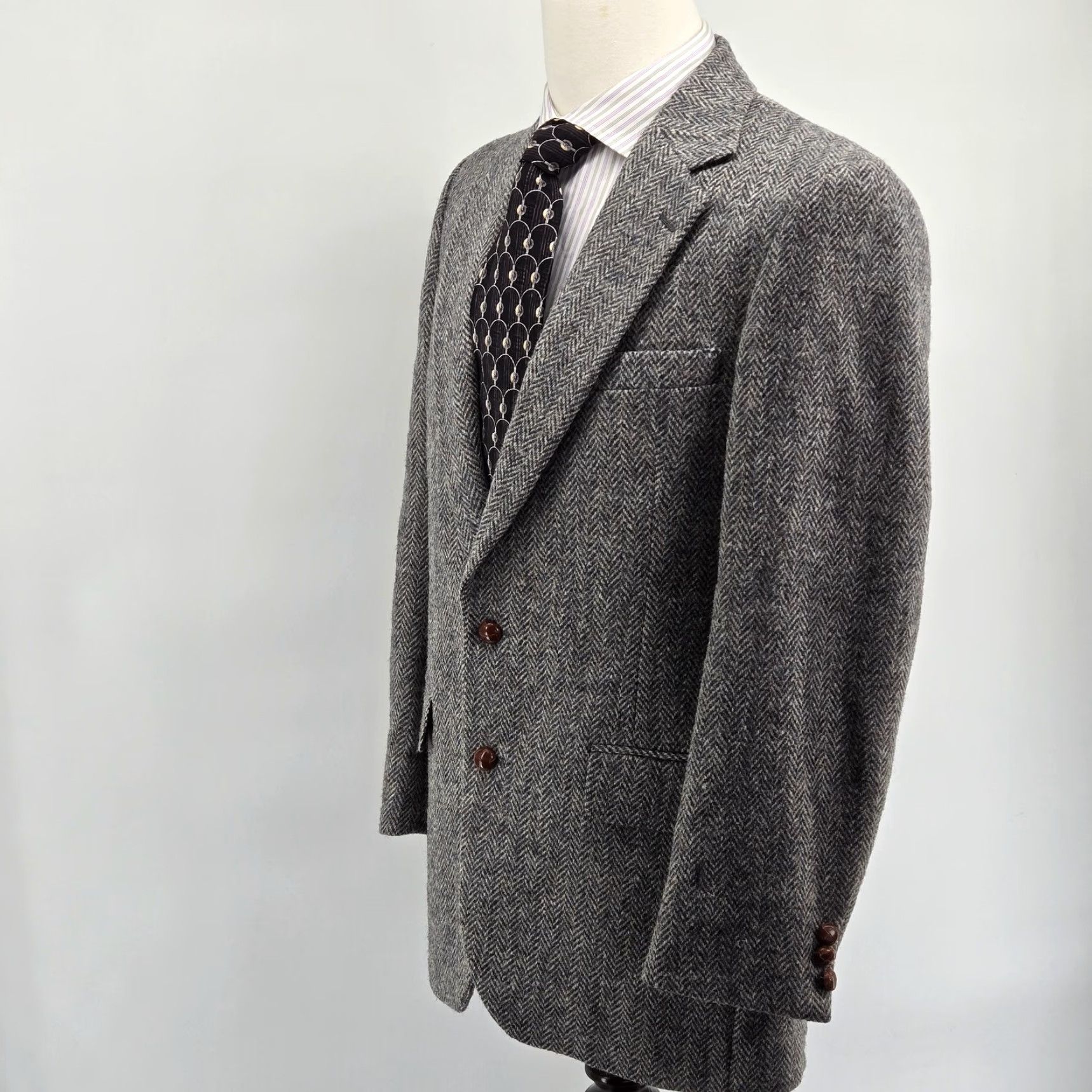 Harris Tweed Vintage Harris Tweed Sport Coat Gray Herringbone 40R Two-Button Notch Lapel Wool Blazer United States Mens Regular 2 Piece Jacket Coat Size 40R - 7 Thumbnail