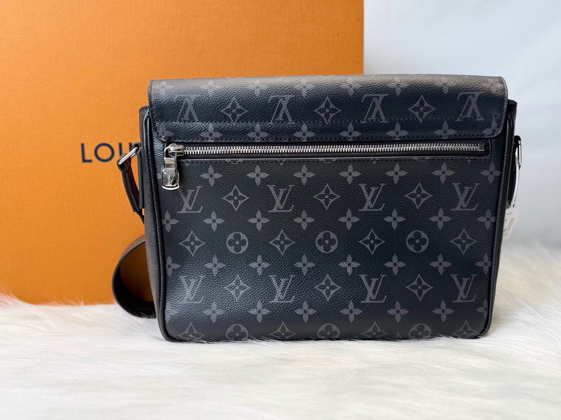Louis Vuitton Lv Black Monogram Single-Button Messenger Bag K36 Size ONE SIZE - 2 Thumbnail