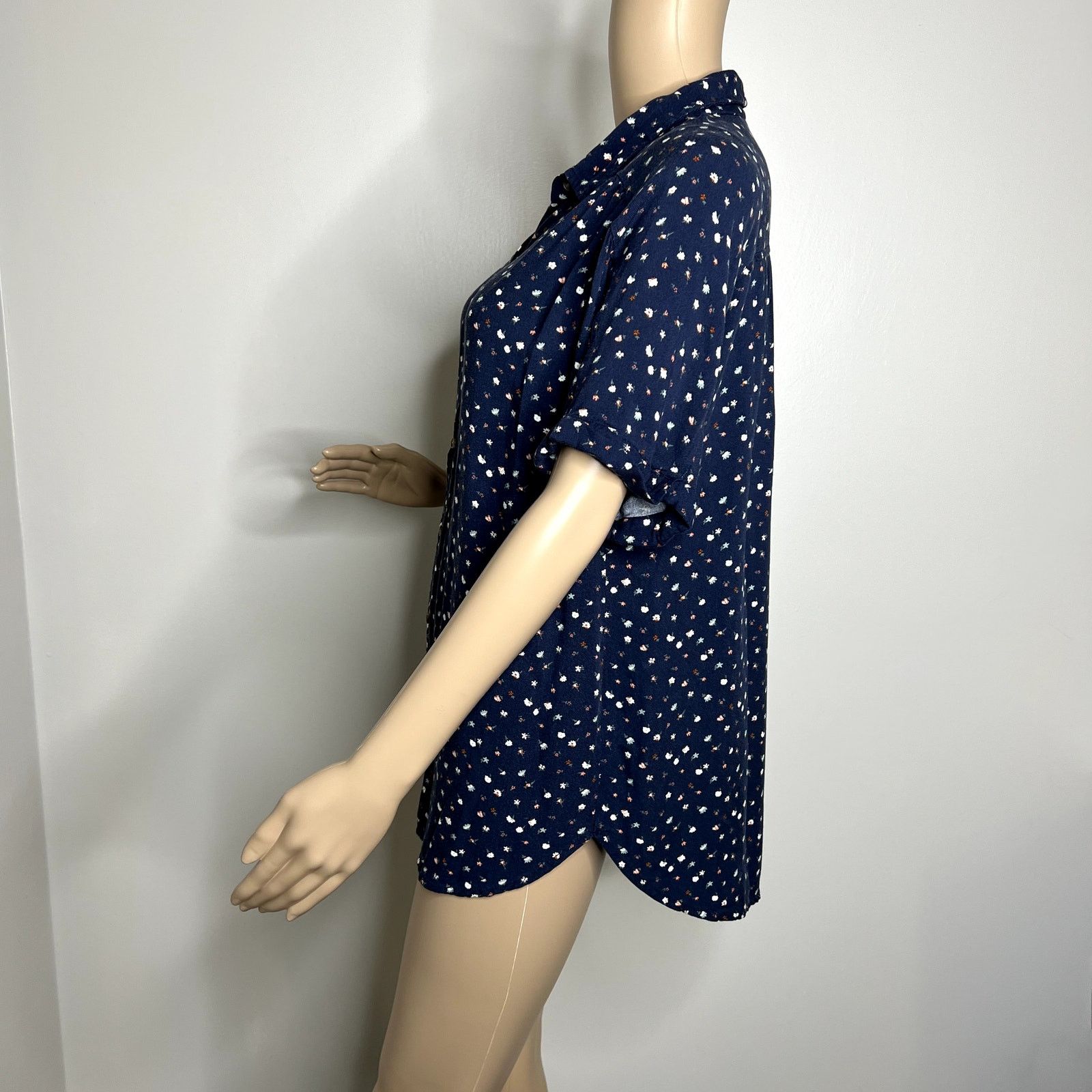 Other Universal Thread Blue Floral Button Down Top Size M / US 6-8 / IT 42-44 - 2 Thumbnail