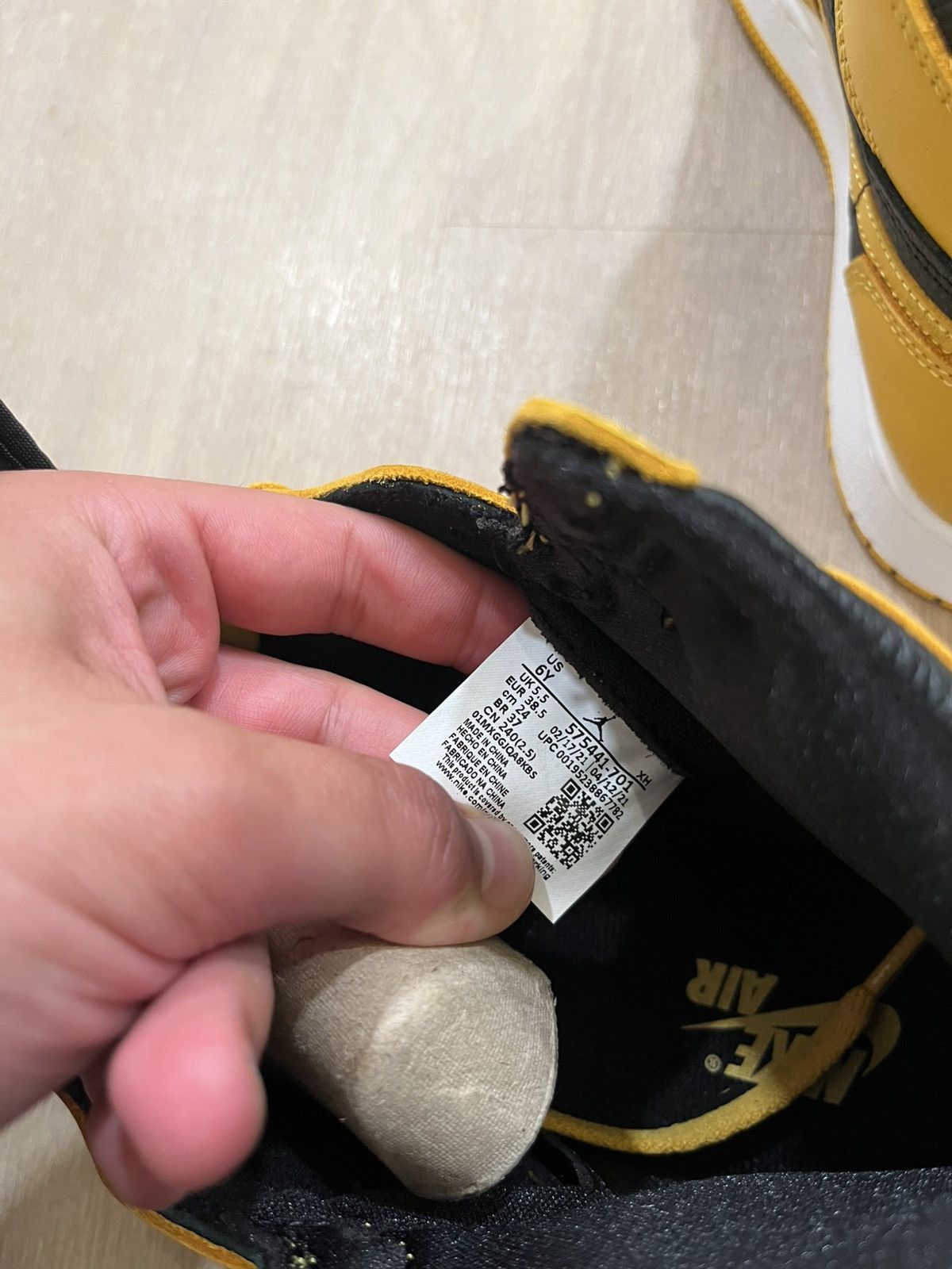 Supreme Jordan 1 pollen BNWT Size US 6 / EU 39 - 6 Thumbnail