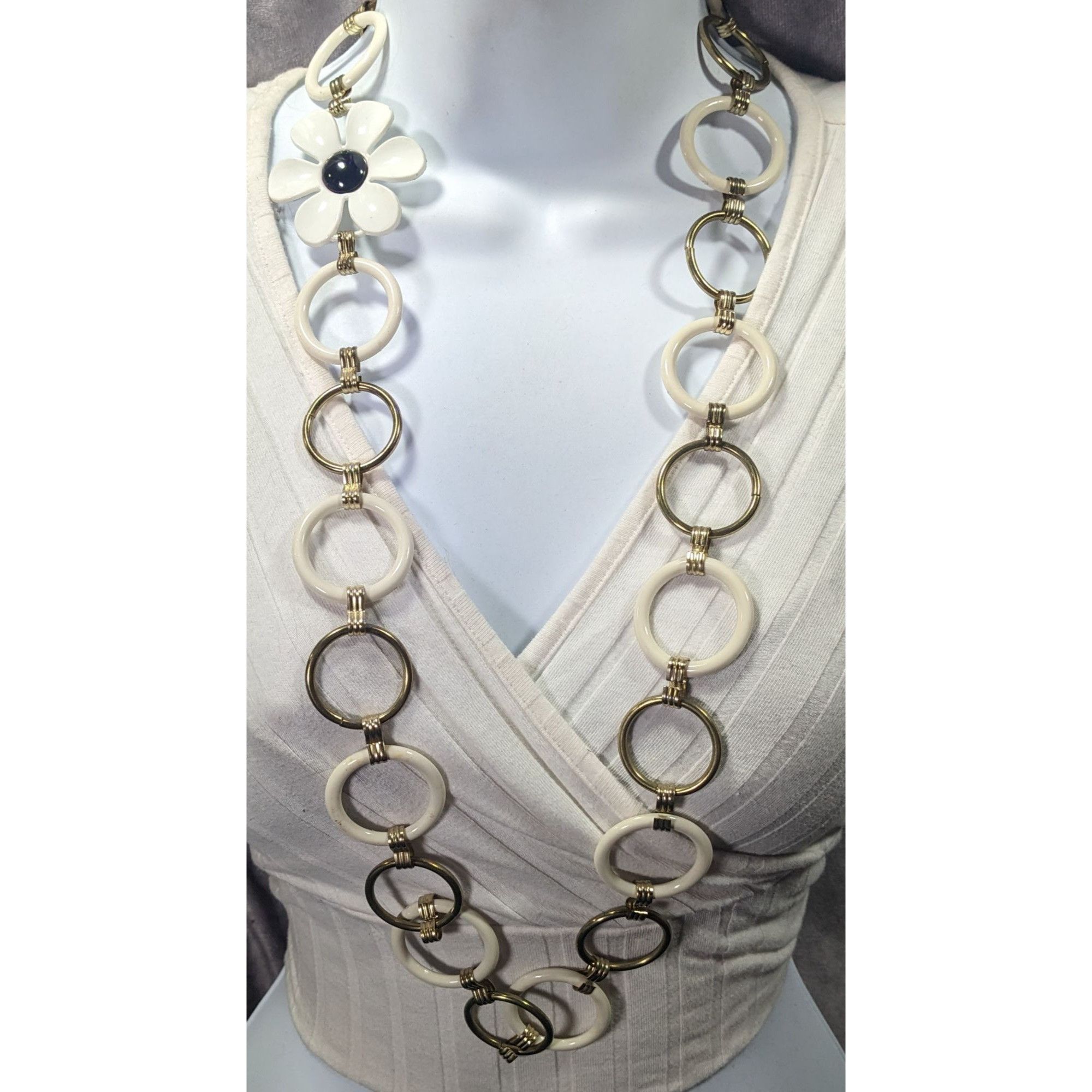 Other Retro Hippie Floral Chunky White And Gold Tone Ring Necklace Size ONE SIZE - 4 Thumbnail