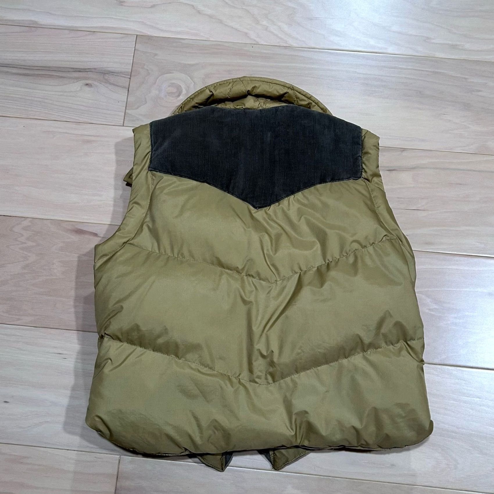 Vintage VINTAGE Ski Daddle Puffer Down Corduroy Vest Men’s M Beige Zip Pockets Solid 90s Skiing Casual Coat/Jacket Short Summer? Size US M / EU 48-50 / 2 - 3 Thumbnail