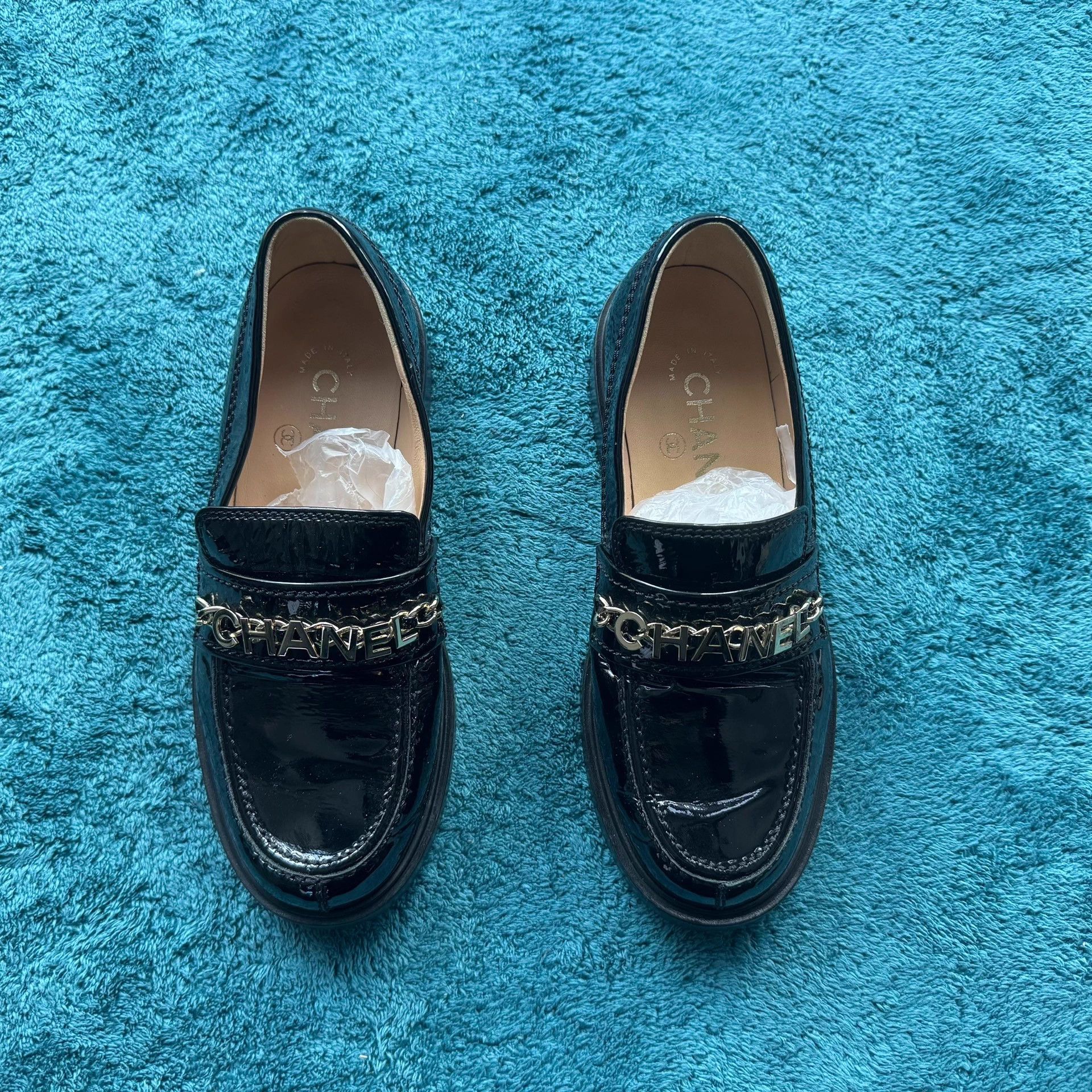 Chanel Chanel women's patent leather loafers with metal chain black Size US 4 / IT 34 - 1 Thumbnail