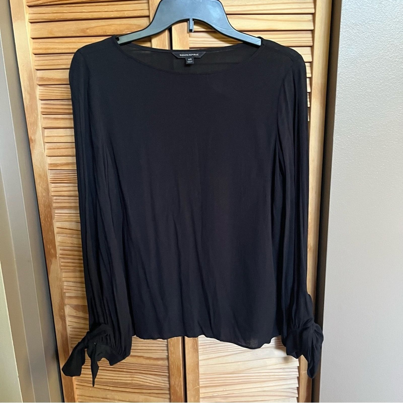 Banana Republic Banana Republic Black Long Sleeve Blouse Size XS Tie Sleeves Size XS / US 0-2 / IT 36-38 - 1 Thumbnail