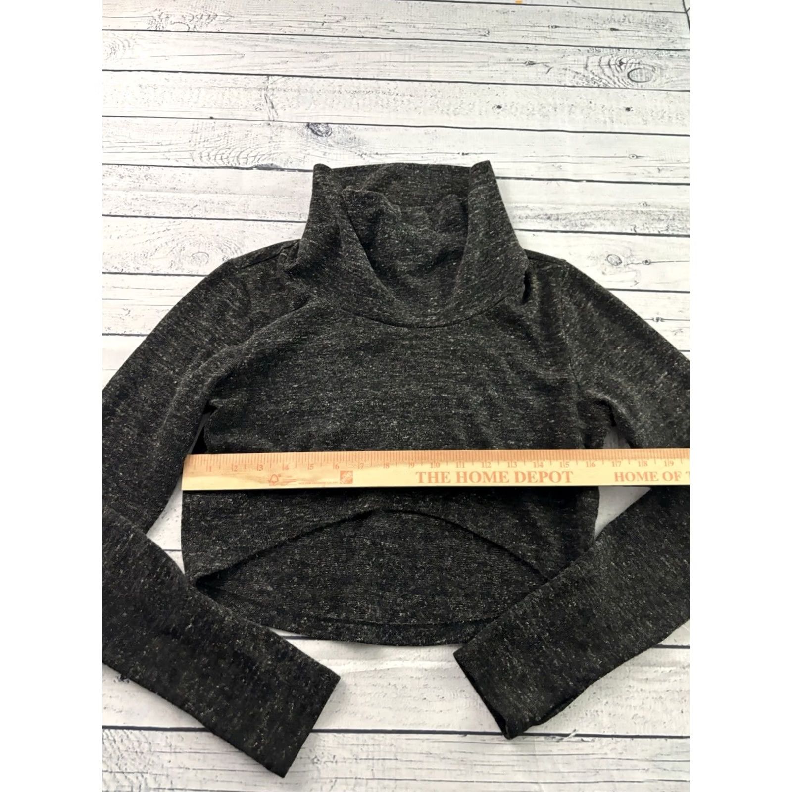 Vintage Cabi Cropped Long Sleeve Turtleneck Sweater Top Women's Small Black Gray Shirt Womens S Gray Cropped Turtleneck Sweater Top Size S / US 4 / IT 40 - 3 Thumbnail
