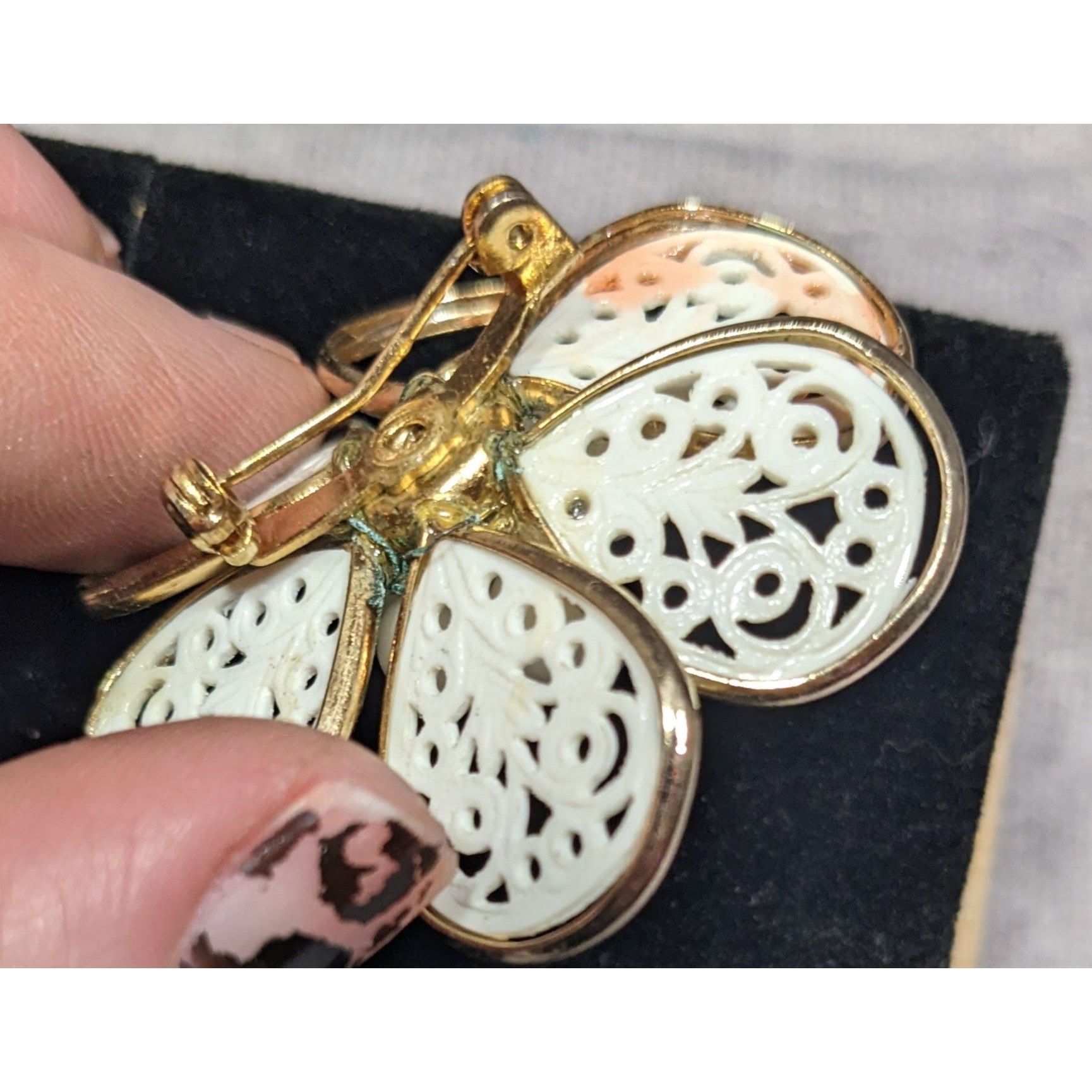 Other Vintage Floral Filigree White And Gold Tone Brooch Size ONE SIZE - 6 Thumbnail