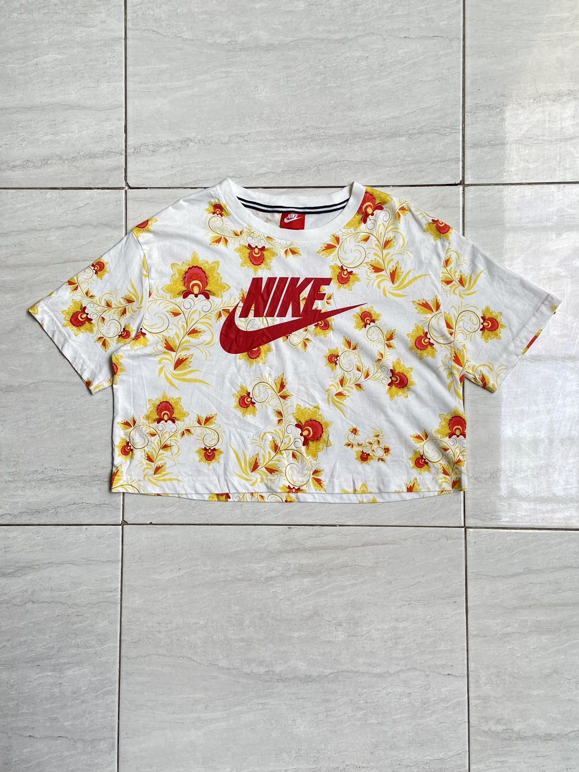Nike NIKE Flower Patterned Crop Top T-Shirt Size US M / EU 48-50 / 2 - 1 Thumbnail