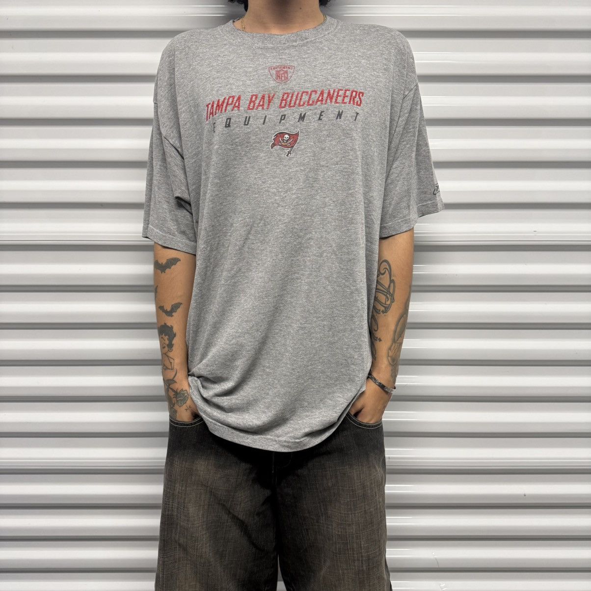Other Vintage Y2K/2000s Grey Tampa Bay Buccaneers Football Tee! Size US L / EU 52-54 / 3 - 1 Thumbnail