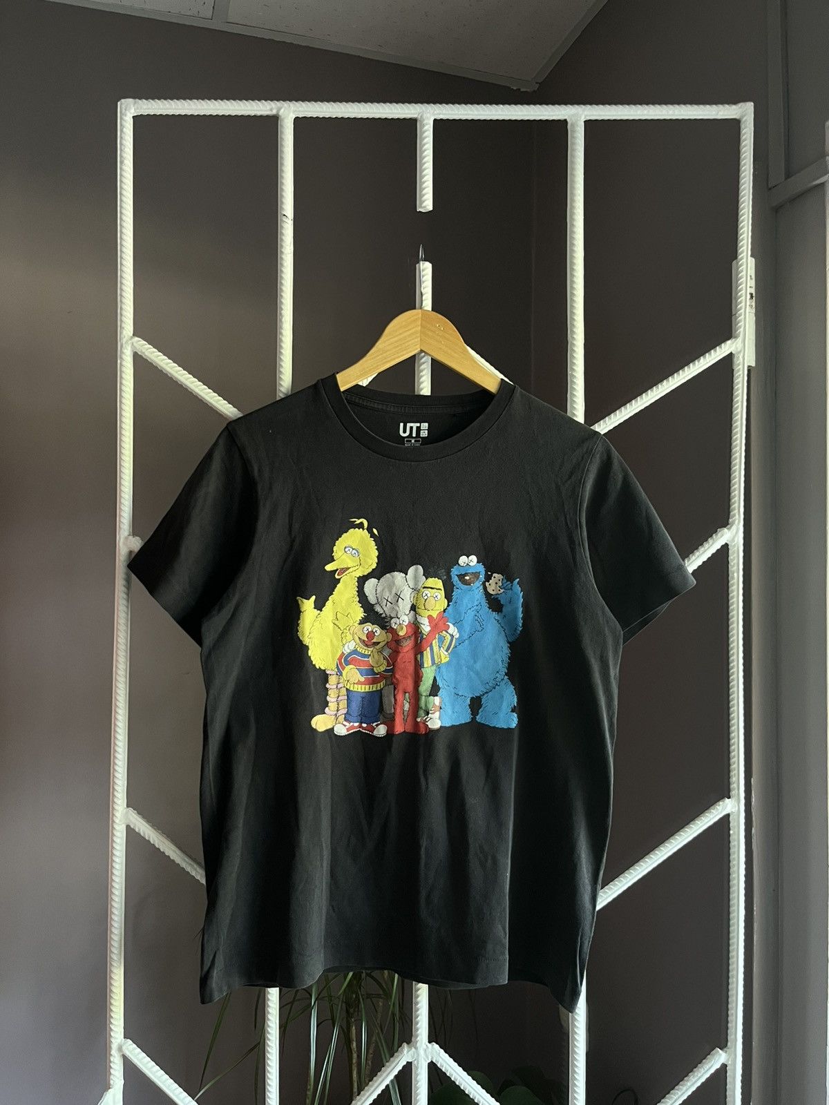 Kaws × Uniqlo Kaws Sesame Street Uniqlo Tee Size US M / EU 48-50 / 2 - 1 Thumbnail
