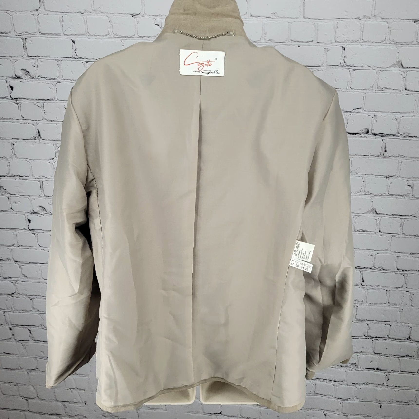 Vintage Cogito von Gollas Grey Beige Suede Like Lightweight Buttoned Jacket Plus Size 22 Beige Polyester Lined Pockets Short Sleeve Button Coat Women Size 3XL / US 20-22 - 6 Thumbnail