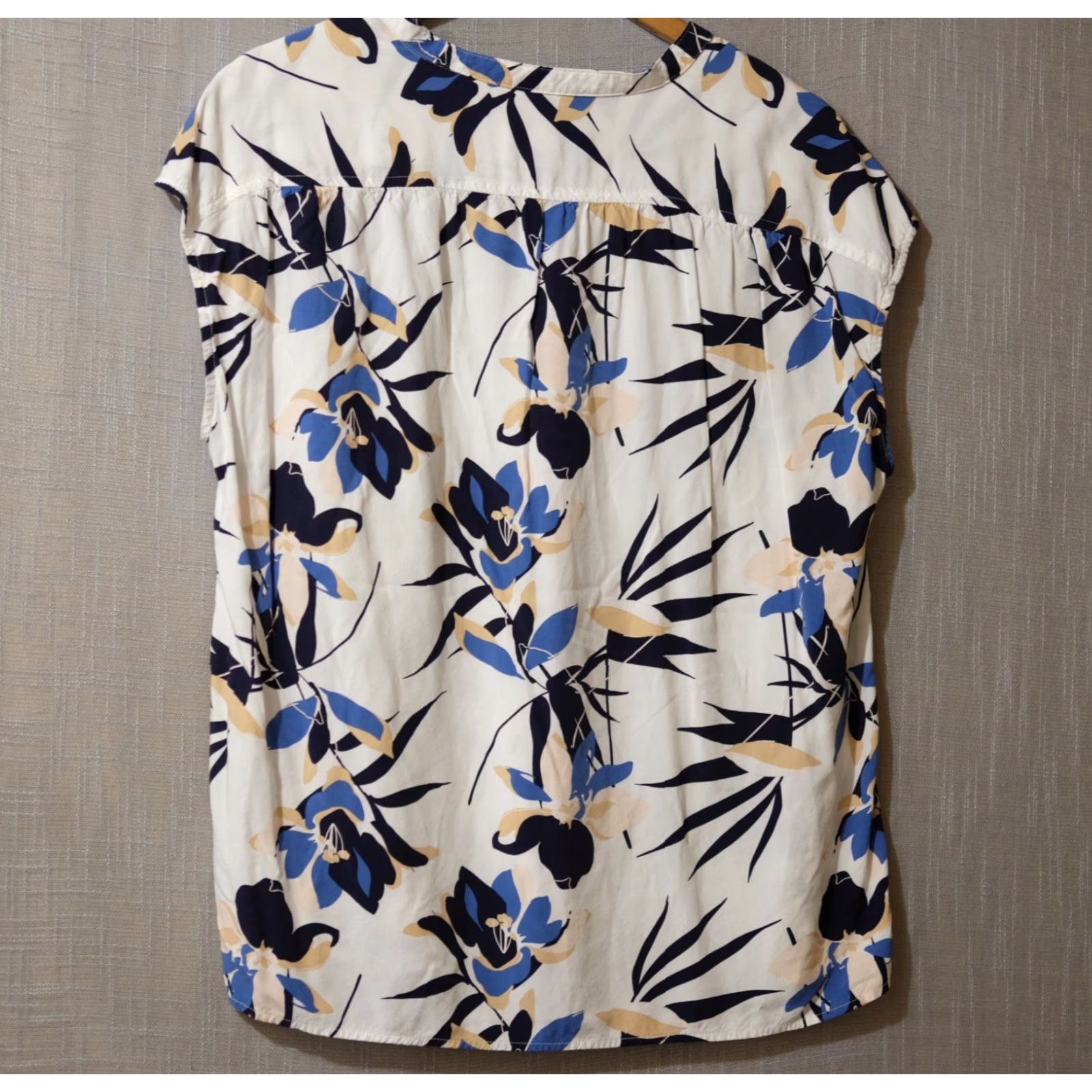 Liz Claiborne Liz Claiborne Floral Sleeveless Blouse Womens L 100% Rayon White/Blue/Mustard Casual V-Neck Pullover Regular Shirt Mens? Size L / US 10 / IT 46 - 4 Thumbnail