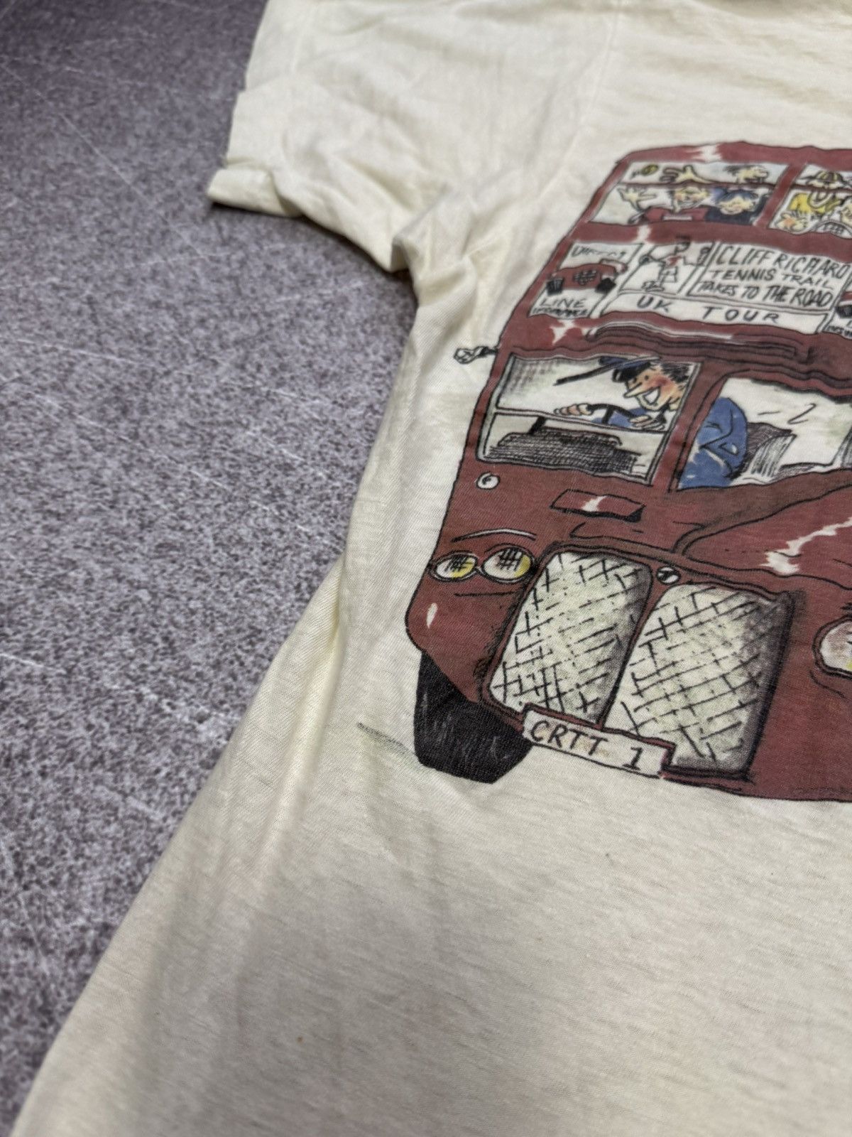 Vintage 80s Vintage Cliff Richard Summer Holiday Bus Vintage T Shirt Size US S / EU 44-46 / 1 - 8 Thumbnail