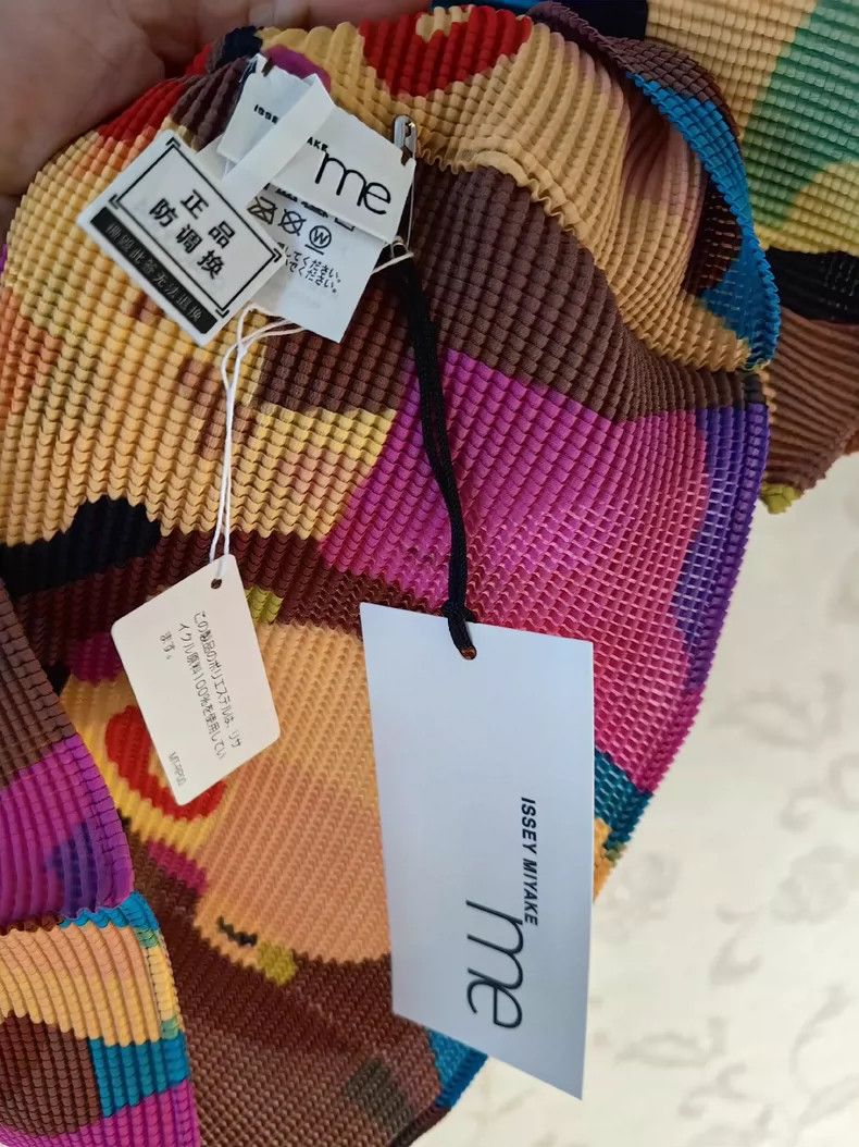Issey Miyake Issey Miyake size:one size The little brown figure has a h Size S / US 4 / IT 40 - 4 Thumbnail