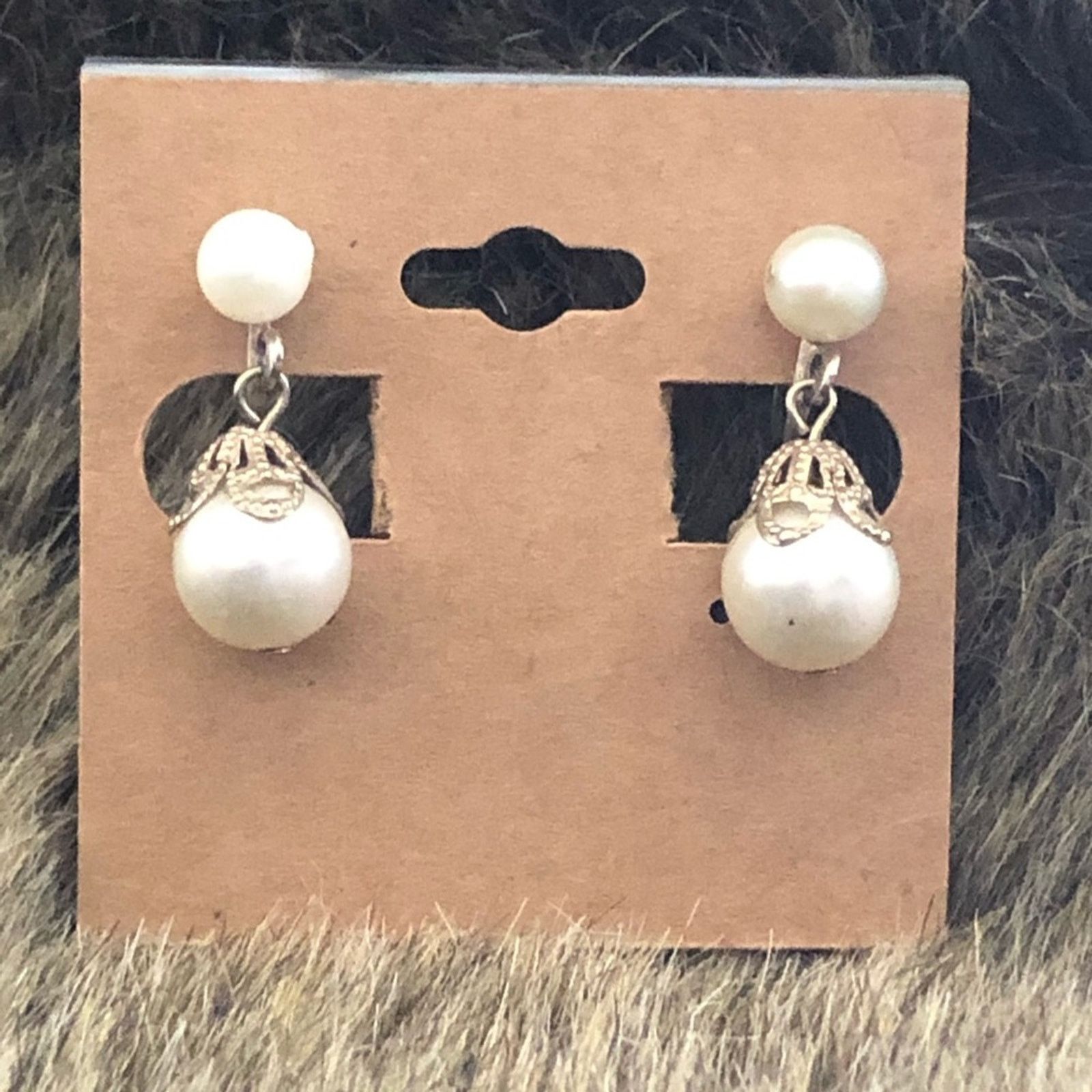 Vintage Vintage 40s-50s bell capped faux pearl clip ons Size ONE SIZE - 1 Thumbnail
