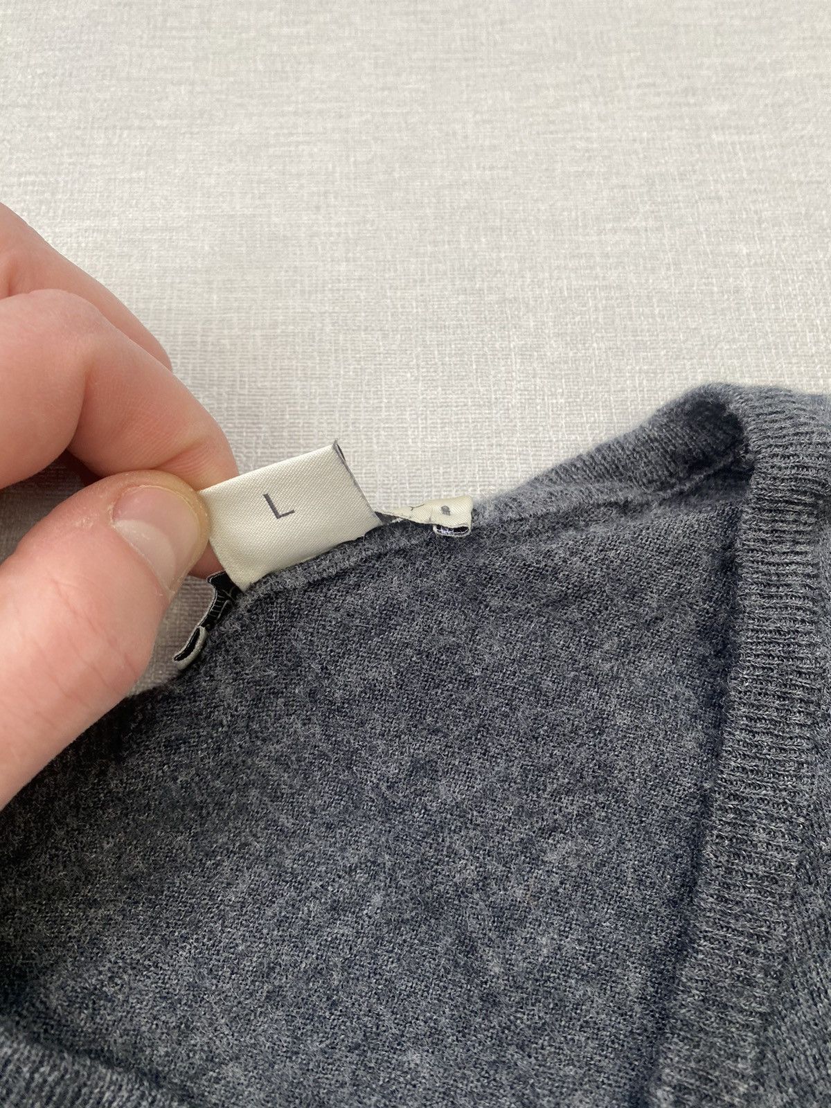 John Smedley Men’s John Smedley Wool V-Neck Sweater size L Size US L / EU 52-54 / 3 - 4 Thumbnail
