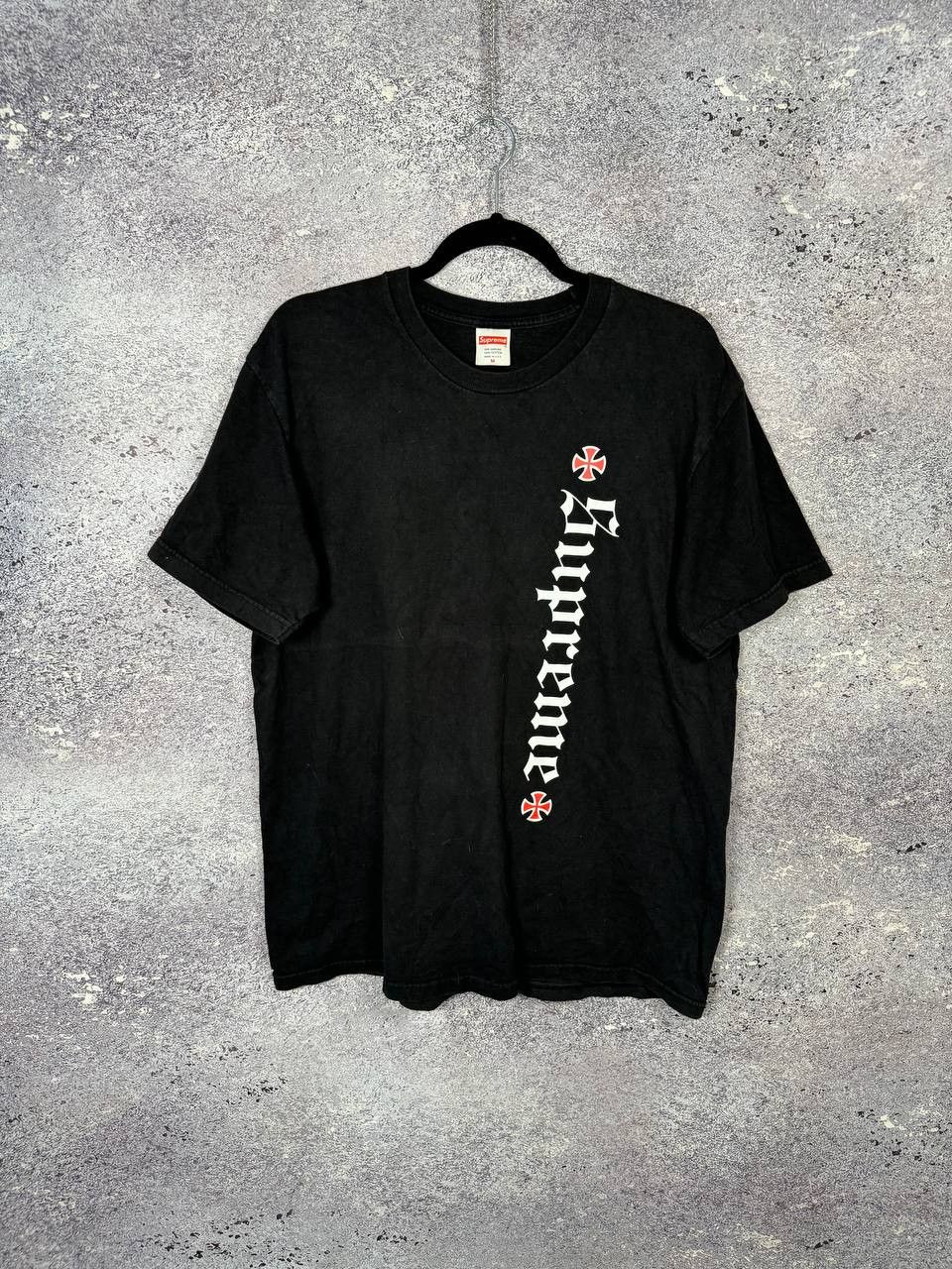 Independent Truck Co. × Supreme T-Shirt FW17 Supreme x Independent Old English Nera Taglia Size US M / EU 48-50 / 2 - 1 Thumbnail