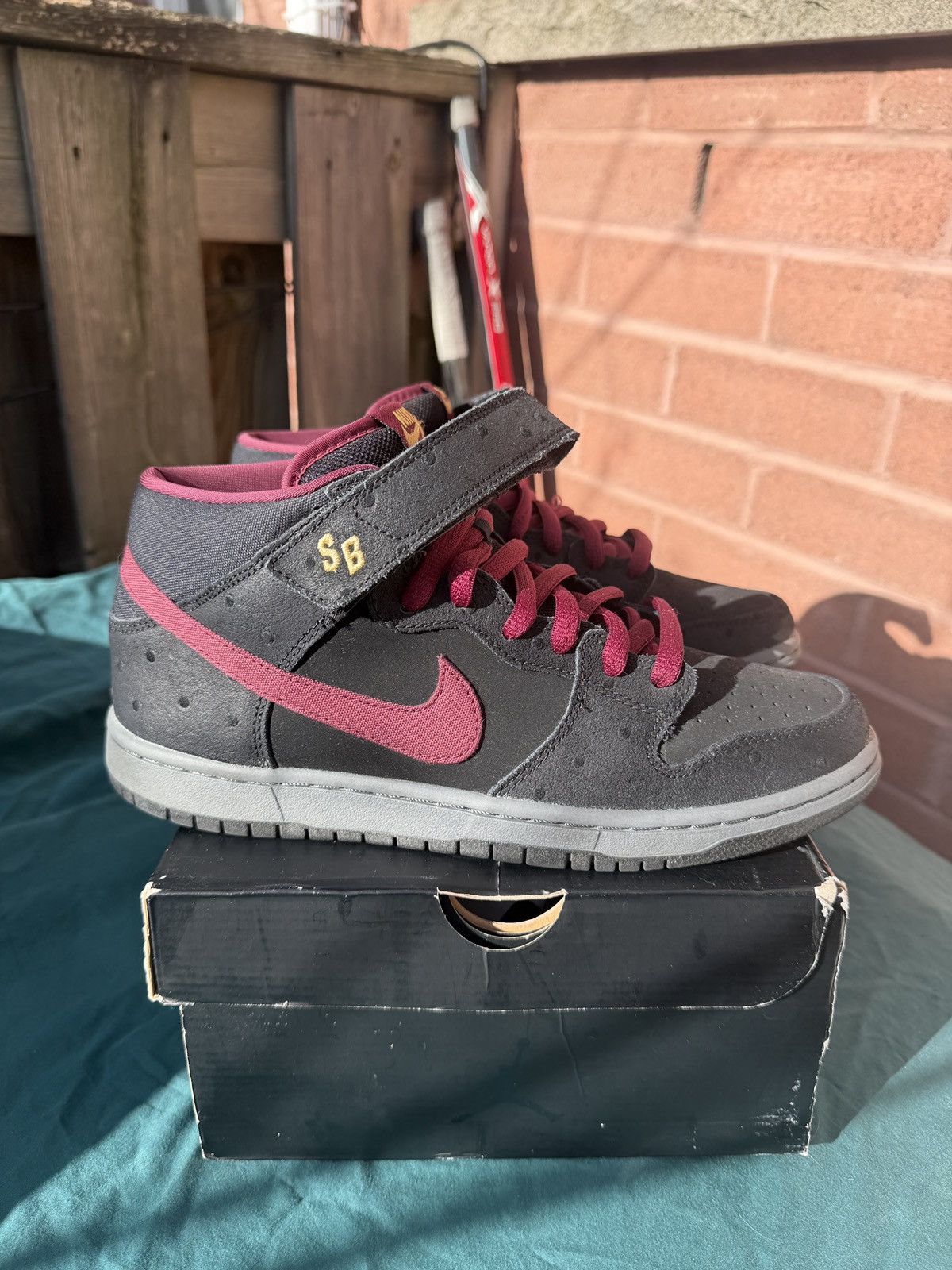Nike Nike Dunk SB Mid Ostrich / Cherrywood Size US 9.5 / EU 42-43 - 1 Thumbnail