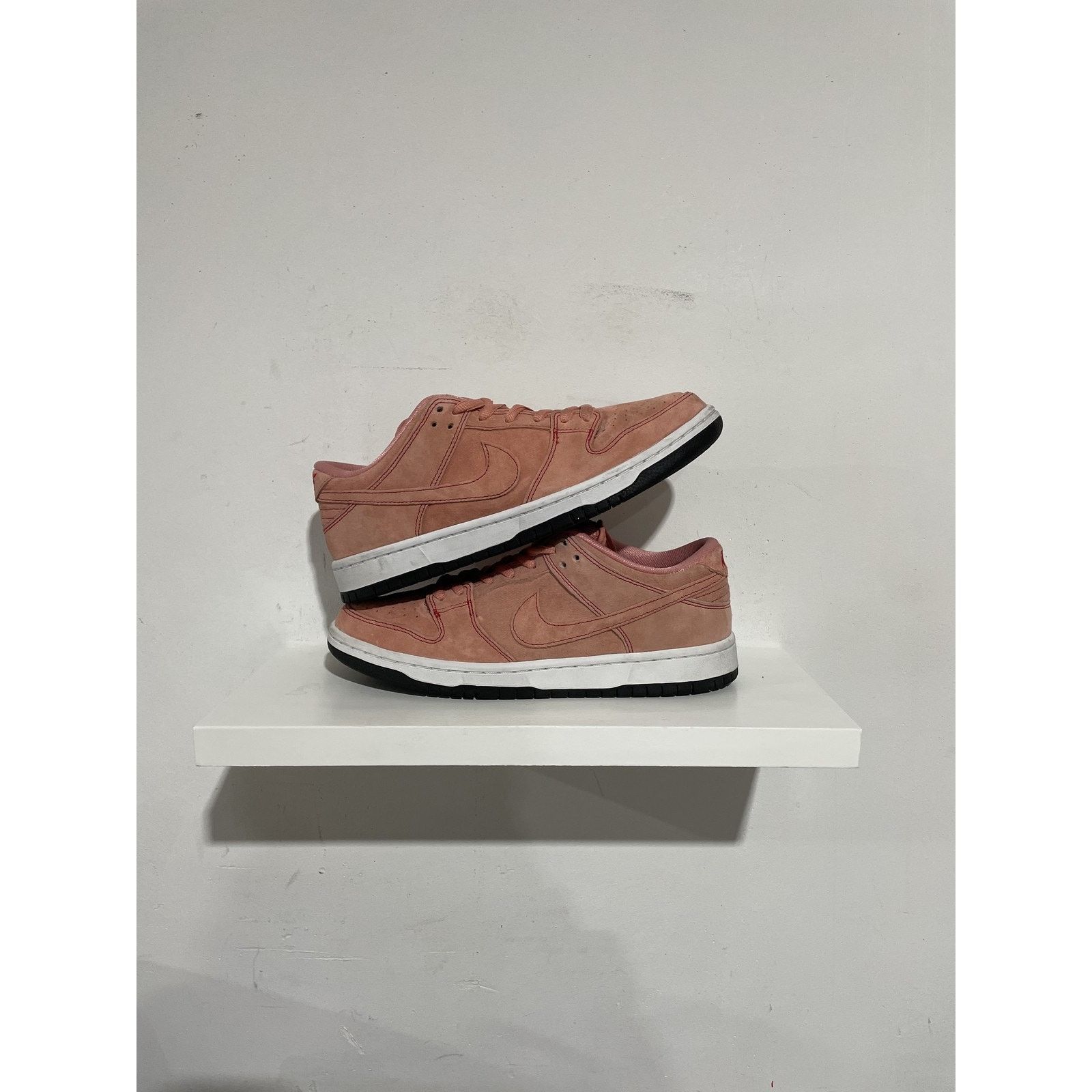 Nike NIKE SB LOW PINK PIG SIZE 9 PREOWNED Size US 9 / EU 42 - 1 Thumbnail