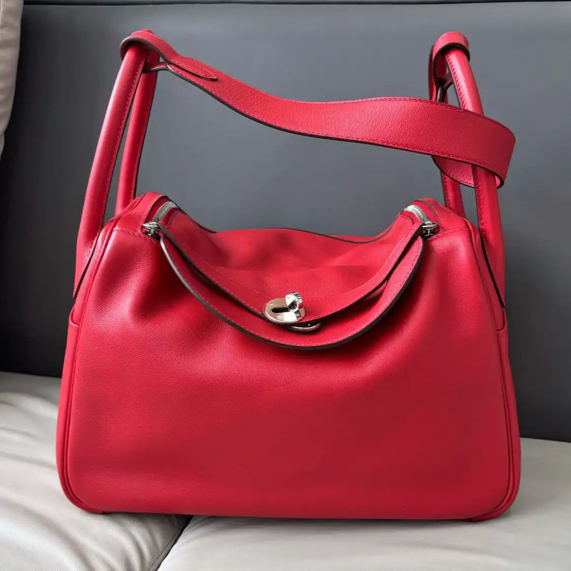 Hermes Hermes Lindy 30 red Swift cowhide leather Lindy bag shoulder bag silver hardware Size ONE SIZE - 1 Thumbnail