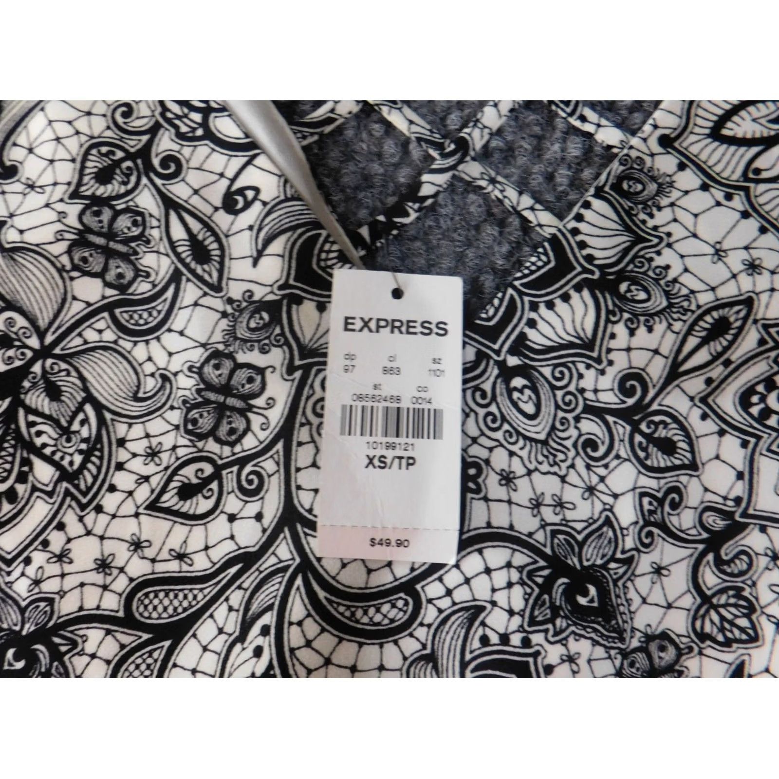 Express Express Blouse Shirt Women XS Gray Floral V-Neck Pullover Casual Polyester Rayon Size XS / US 0-2 / IT 36-38 - 4 Thumbnail