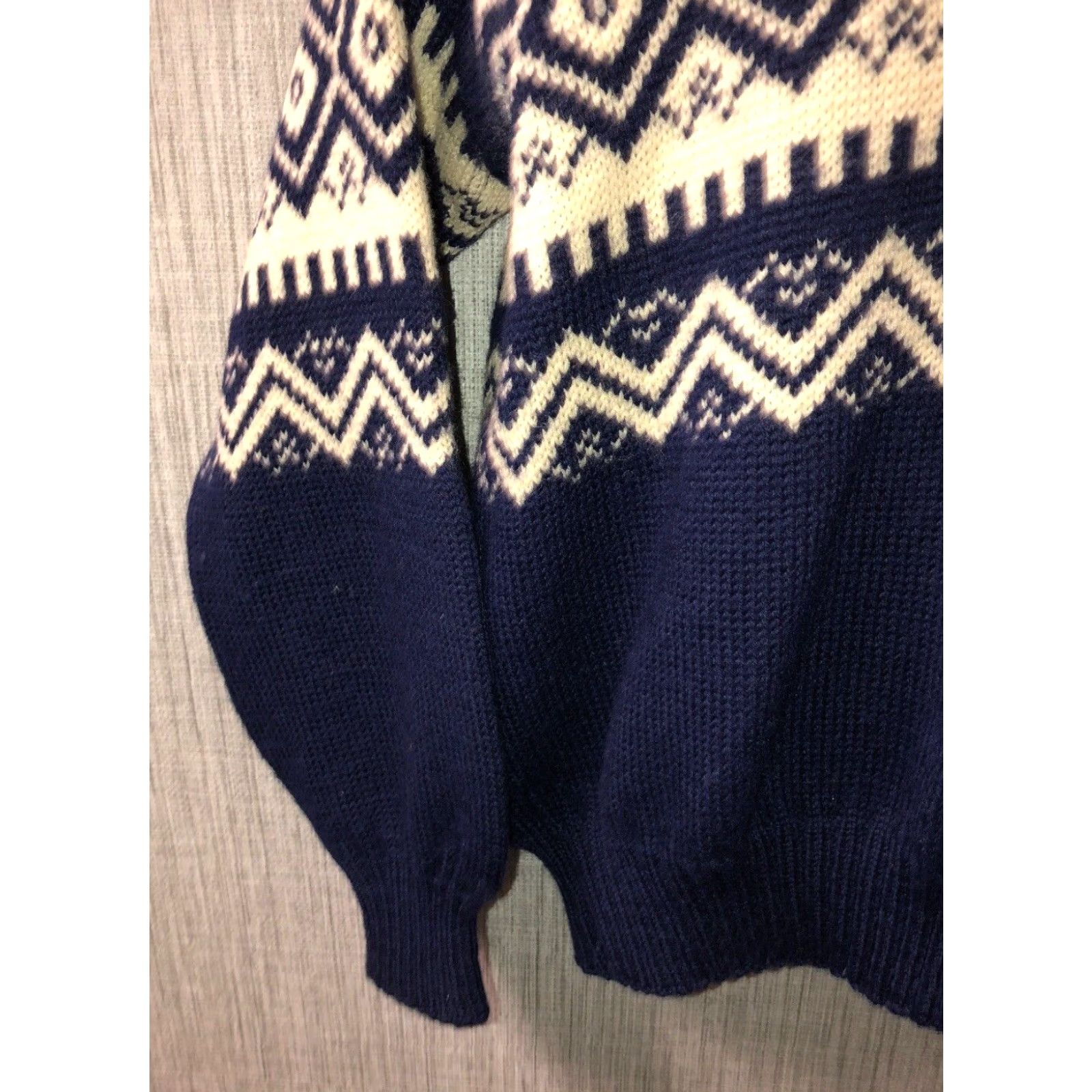 Vintage A Nansen Knitwear Mens NORWEIGN MADE Wool V-Neck Sweater 23.5 Inch Armpit Size US L / EU 52-54 / 3 - 3 Thumbnail