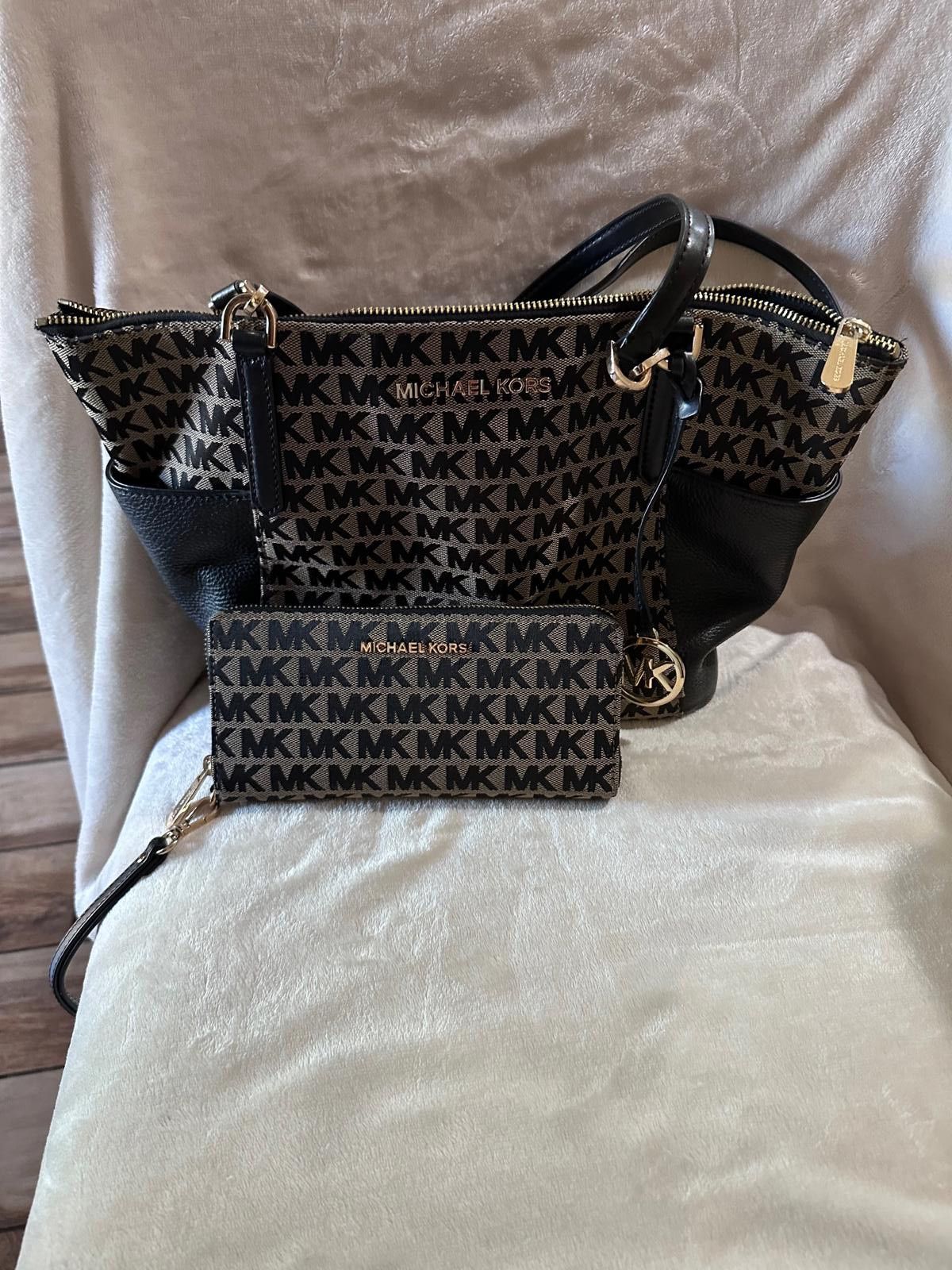 Other Michael Kors Monogram Tote Handbag with Matching Wallet Size ONE SIZE - 3 Thumbnail