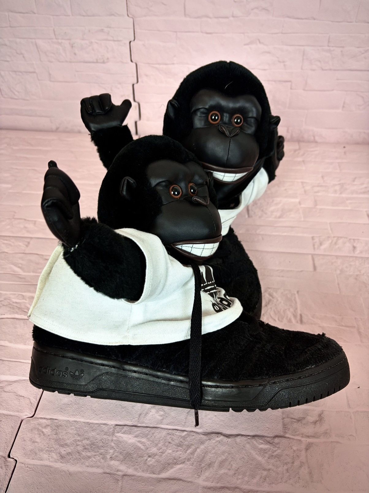 Adidas × Jeremy Scott Adidas x jeremy scott gorilla sneaker Size US 10.5 / EU 43-44 - 2 Thumbnail