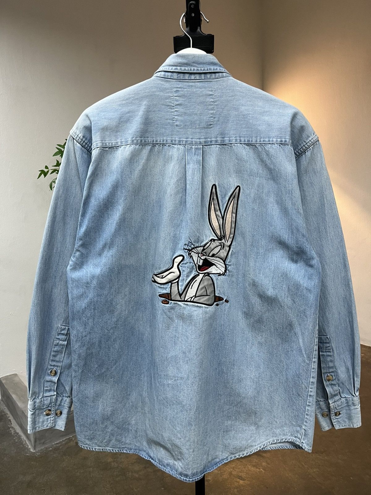 Warner Bros Vintage 1992 Bugs Bunny Embroidered Denim Shirt Top Line USA Size US L / EU 52-54 / 3 - 2 Thumbnail