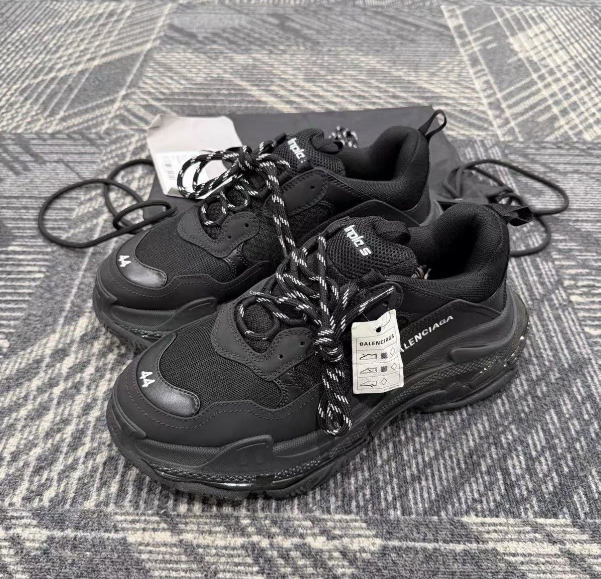 Balenciaga Balenciaga Triple S Low-top Dad Sneakers J42 Size US 11 / EU 44 - 1 Thumbnail