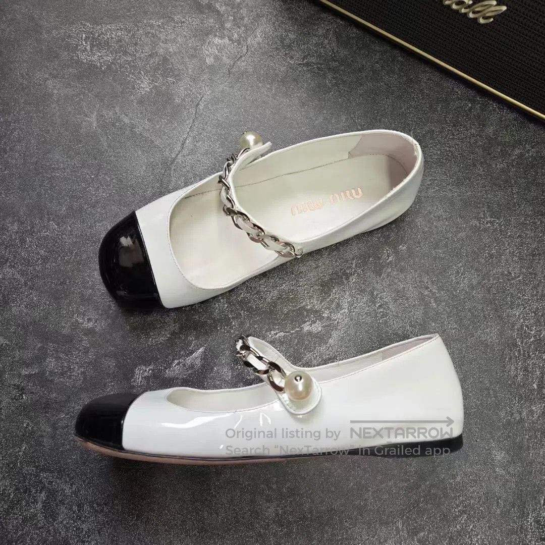 Miu Miu Miu Miu Patent leather flat Mary Jane shoes with pearl buc Size US 4 / IT 34 - 2 Thumbnail